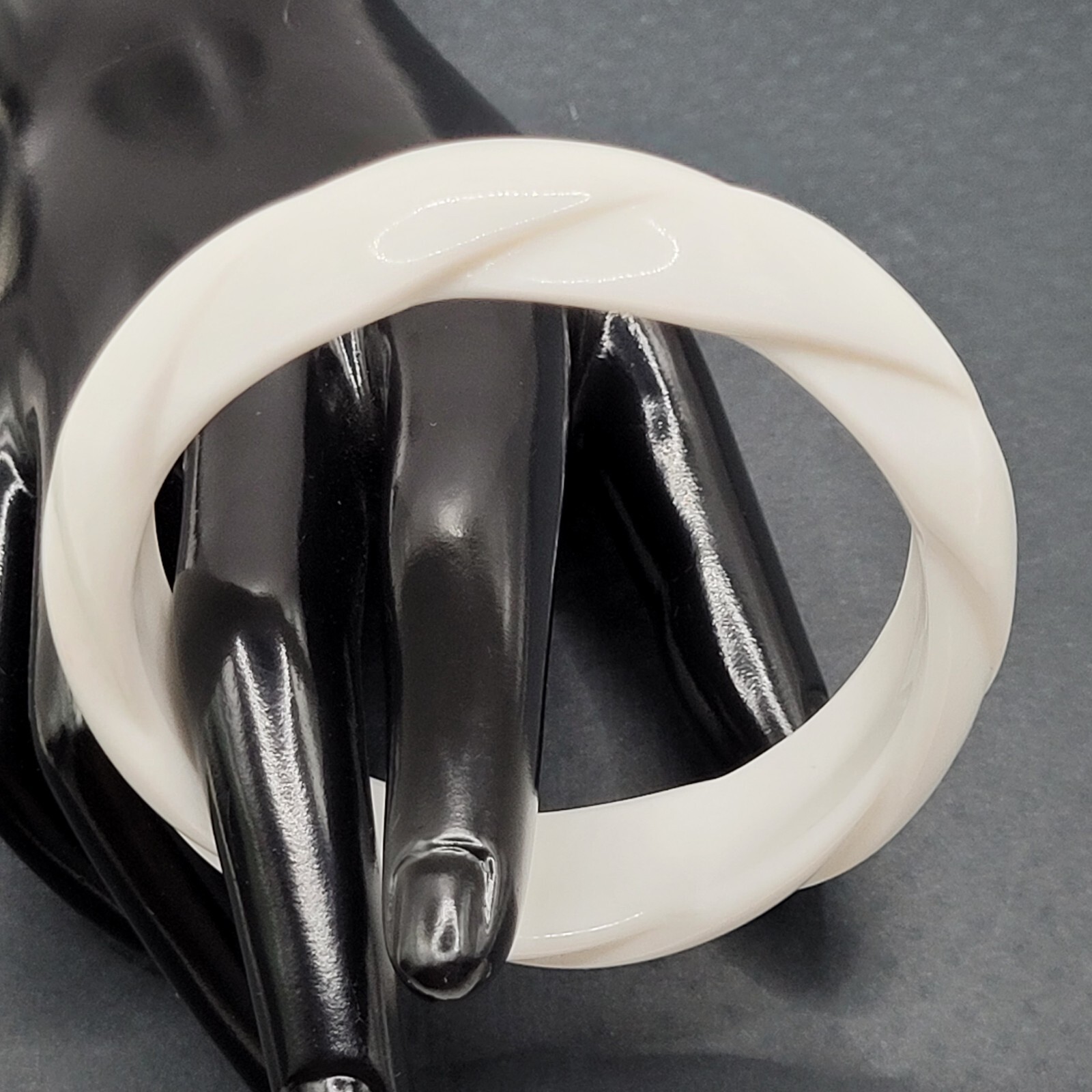 White with Twisted Wrap Design Style Resin Bangle Bracelet Retro Vintage 1980s