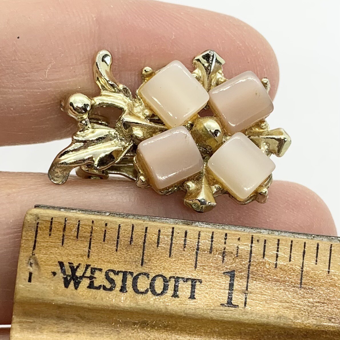 VTG 50s THERMOSET PLASTIC FLOWER PEACH BROWN GOLD EARRINGS CLIP-ON 1”