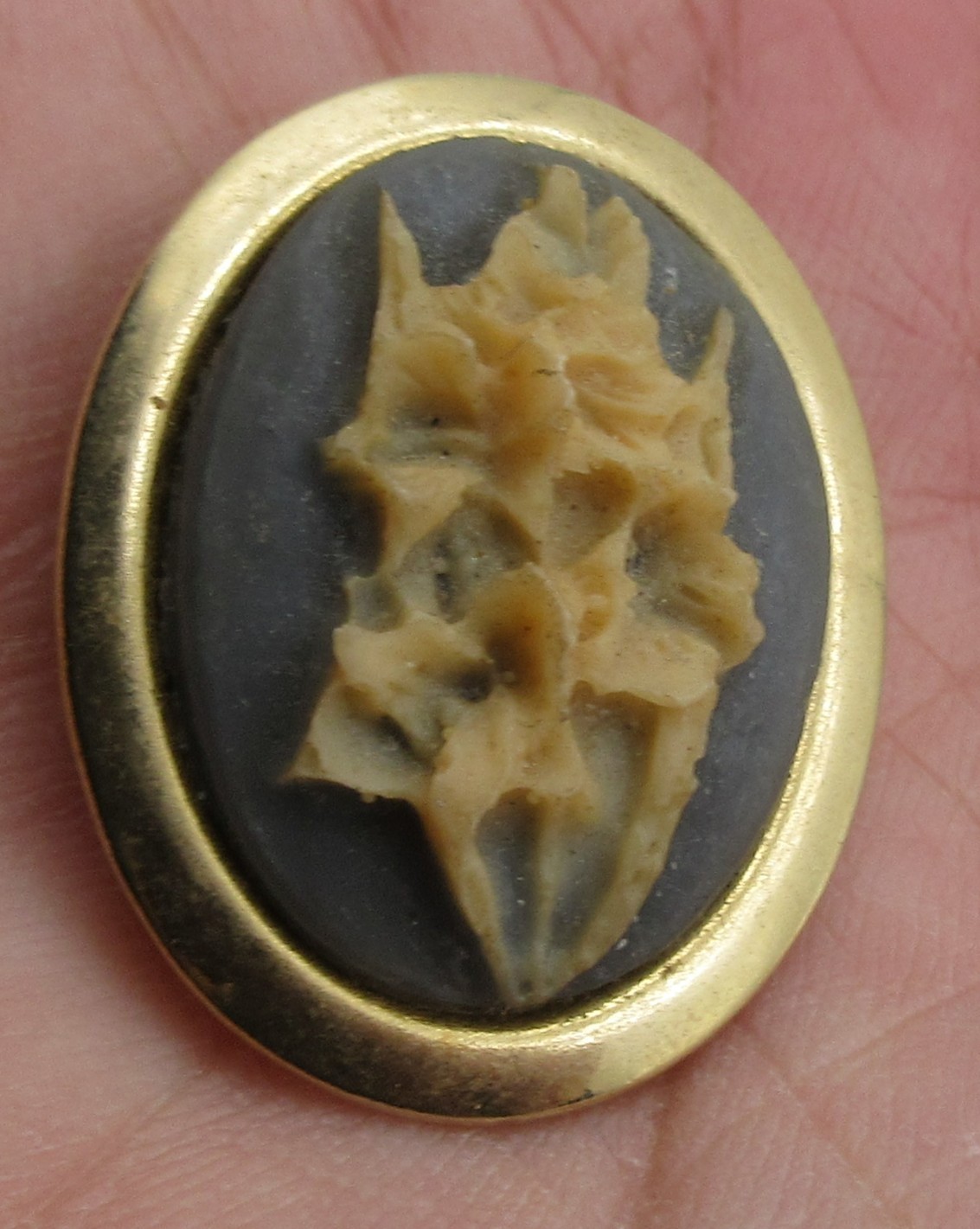 VTG UNUSUAL CELLULOID ? metal geometric 3D Brooch Pin off white black gold tone