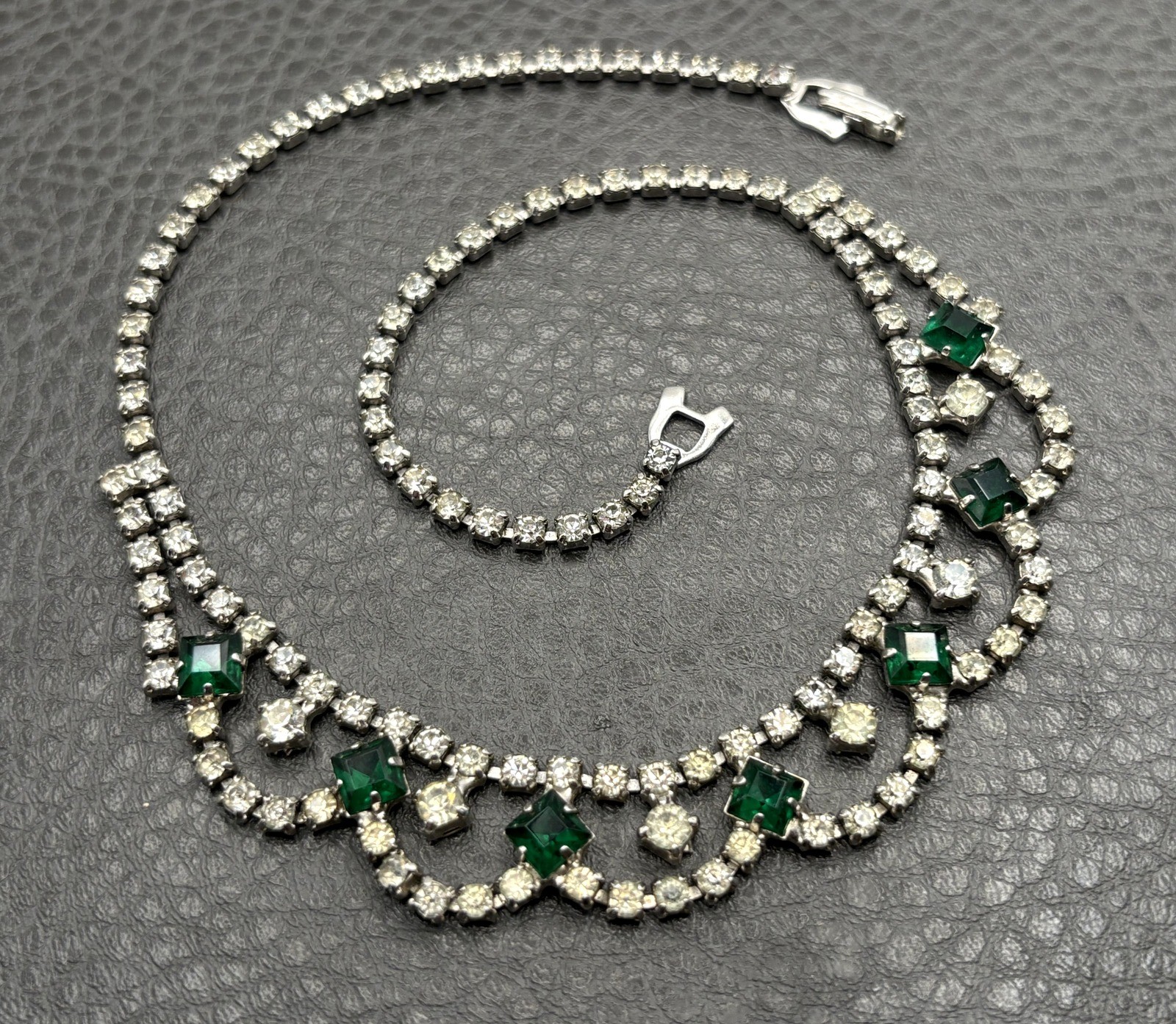 Vintage Art Deco Green Faux Emerald Crystal Rhinestone Bib Necklace Scalloped