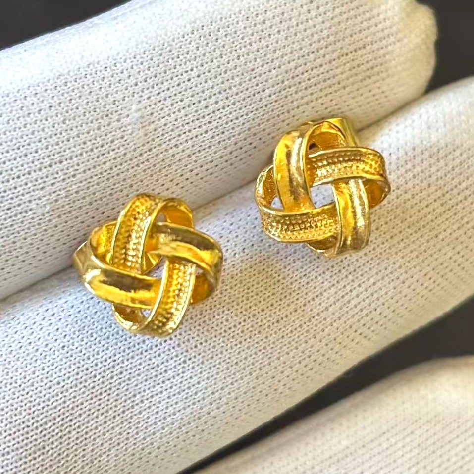 Vintage Stud Earrings Gold-plated (NOT SURE) Gold Tone marked ‘999’, 10×10 mm