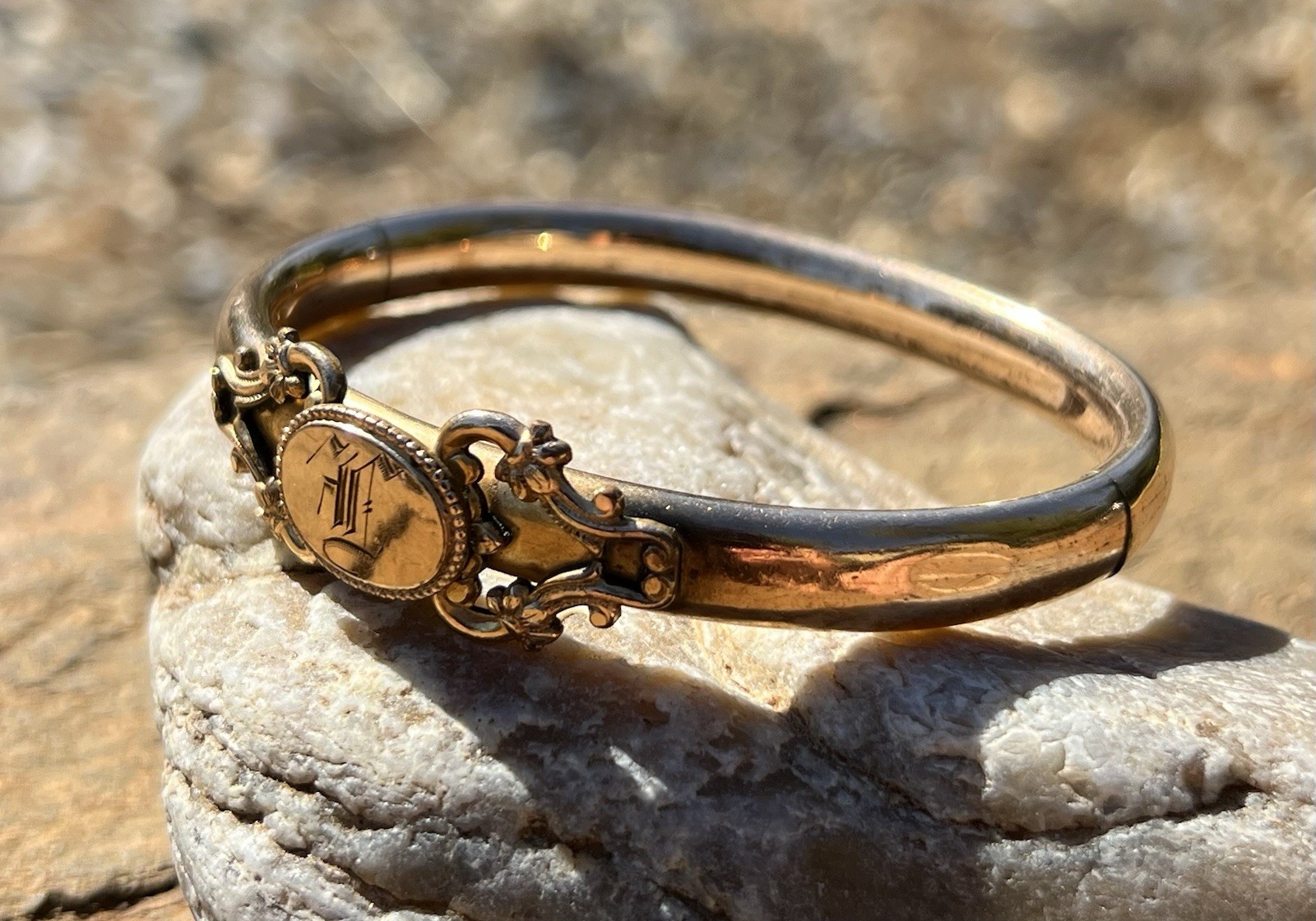ANTIQUE HINGED BANGLE BRACELET UNMARKED GOLD-FILLED PUSH BUTTON ENGRAVED INITIAL