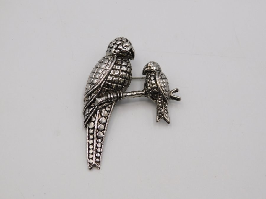 C118-VINTAGE PIN/BROOCH~BIRDS~PARROTS?~SILVER TONE~UNIQUE~1.5″ X 2″