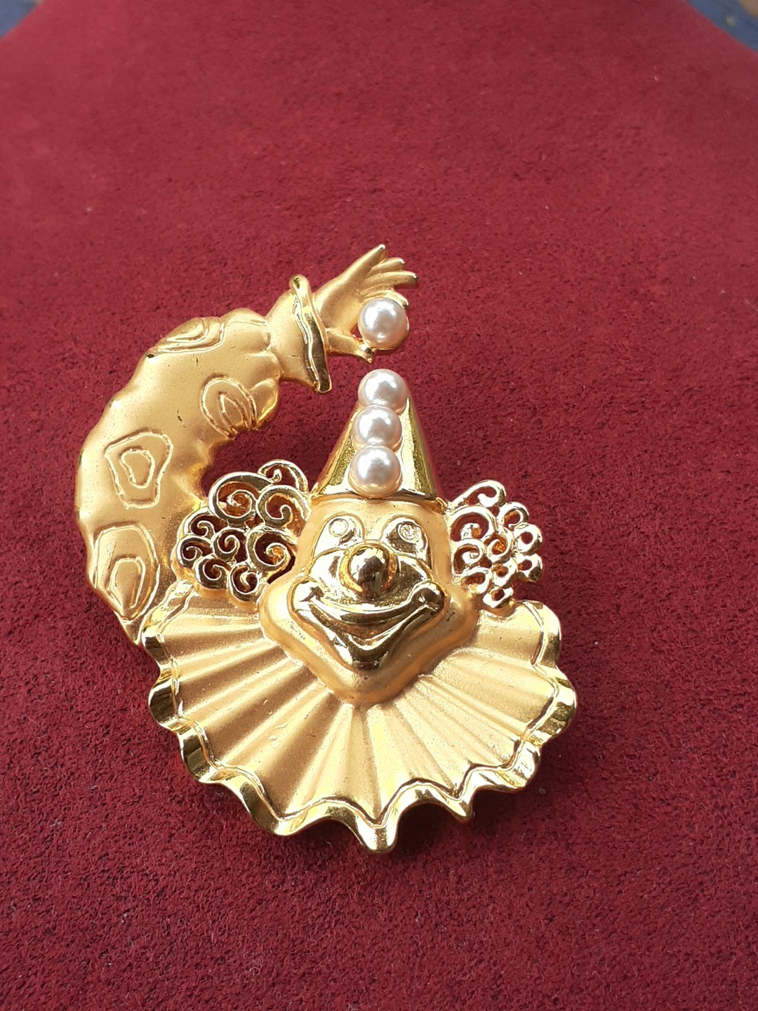 Vintage Signed JJ Goldtone Faux Pearl Clown Face Brooch Pin Fashion Jewelry