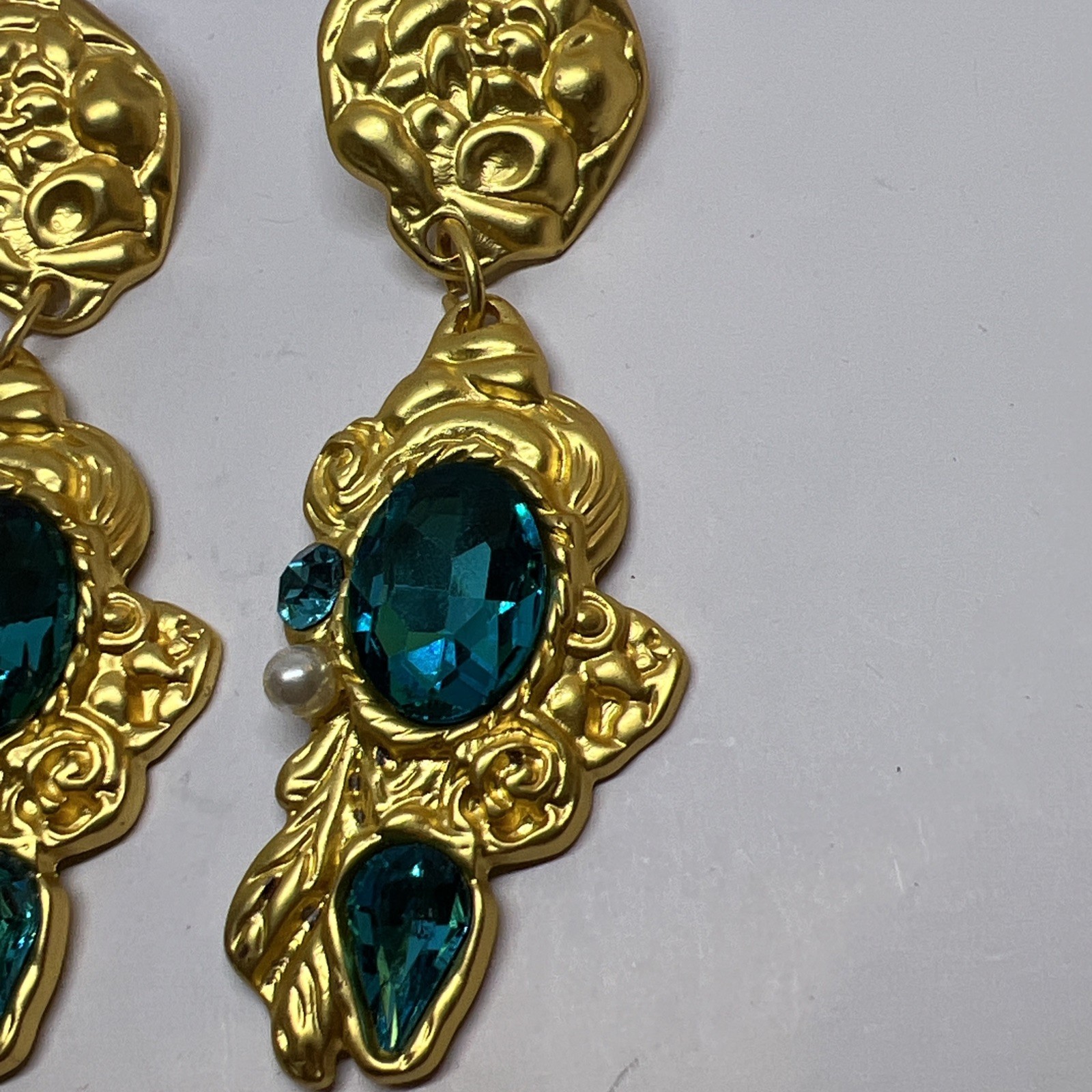 New!Vintage 80s Matte Gold Statement Earrings – Emerald Green Crystal Rhinestone