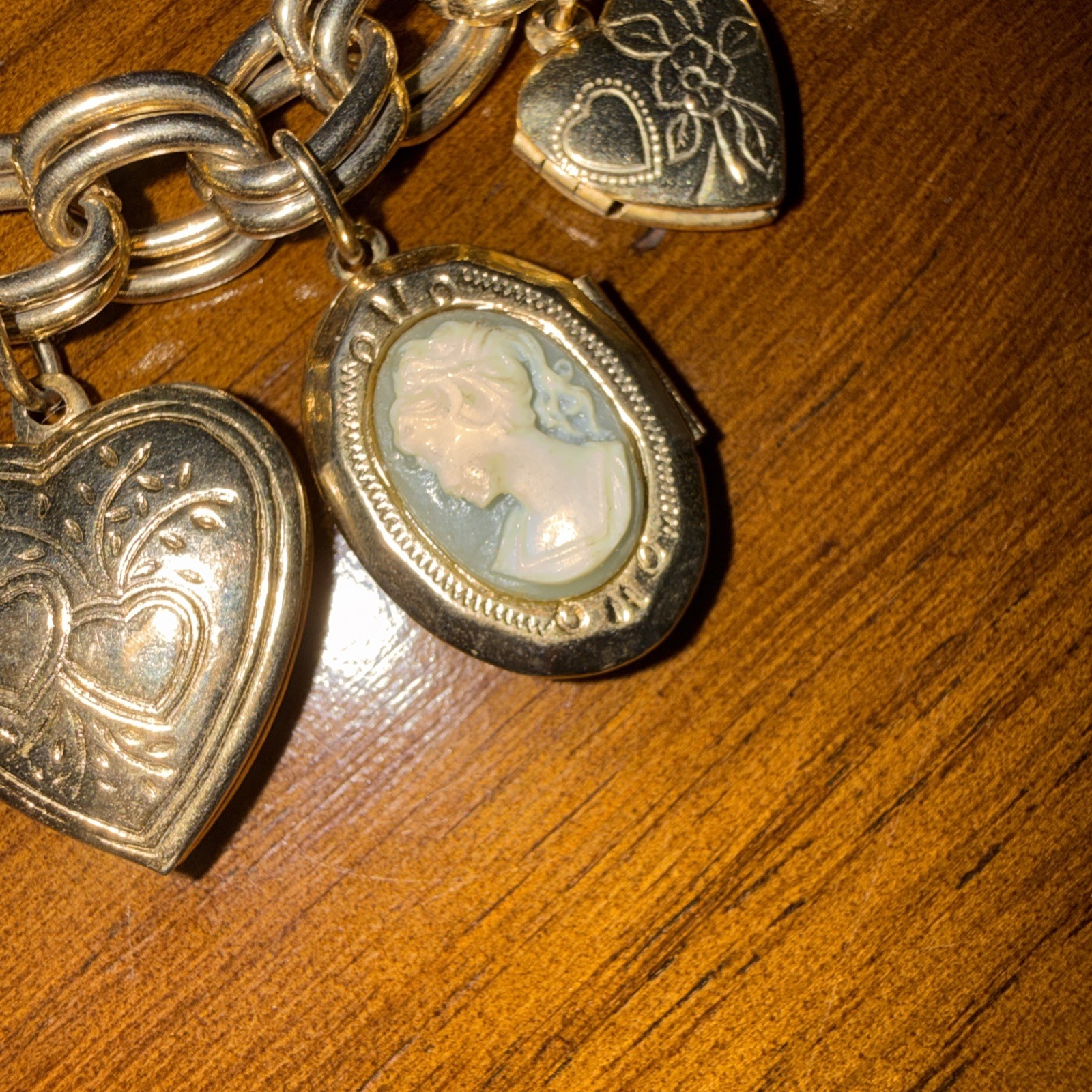 Vintage Gold tone Charm Hearts Cameos Working 11 Locket For Picture Bracelet