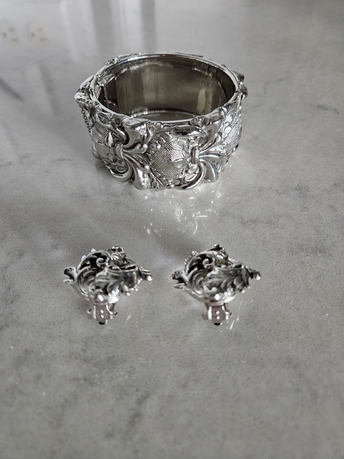 RARE AND VINTAGE WHITING & DAVIS SILVER SWIRLED HINGED CUFF BRACELET