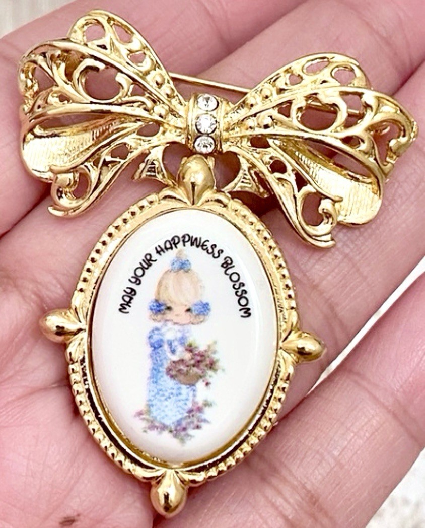 1999 PRECIOUS MOMENTS NECKLACE BROOCH Pin NOS By Avon “May Your Happiness Bloom”