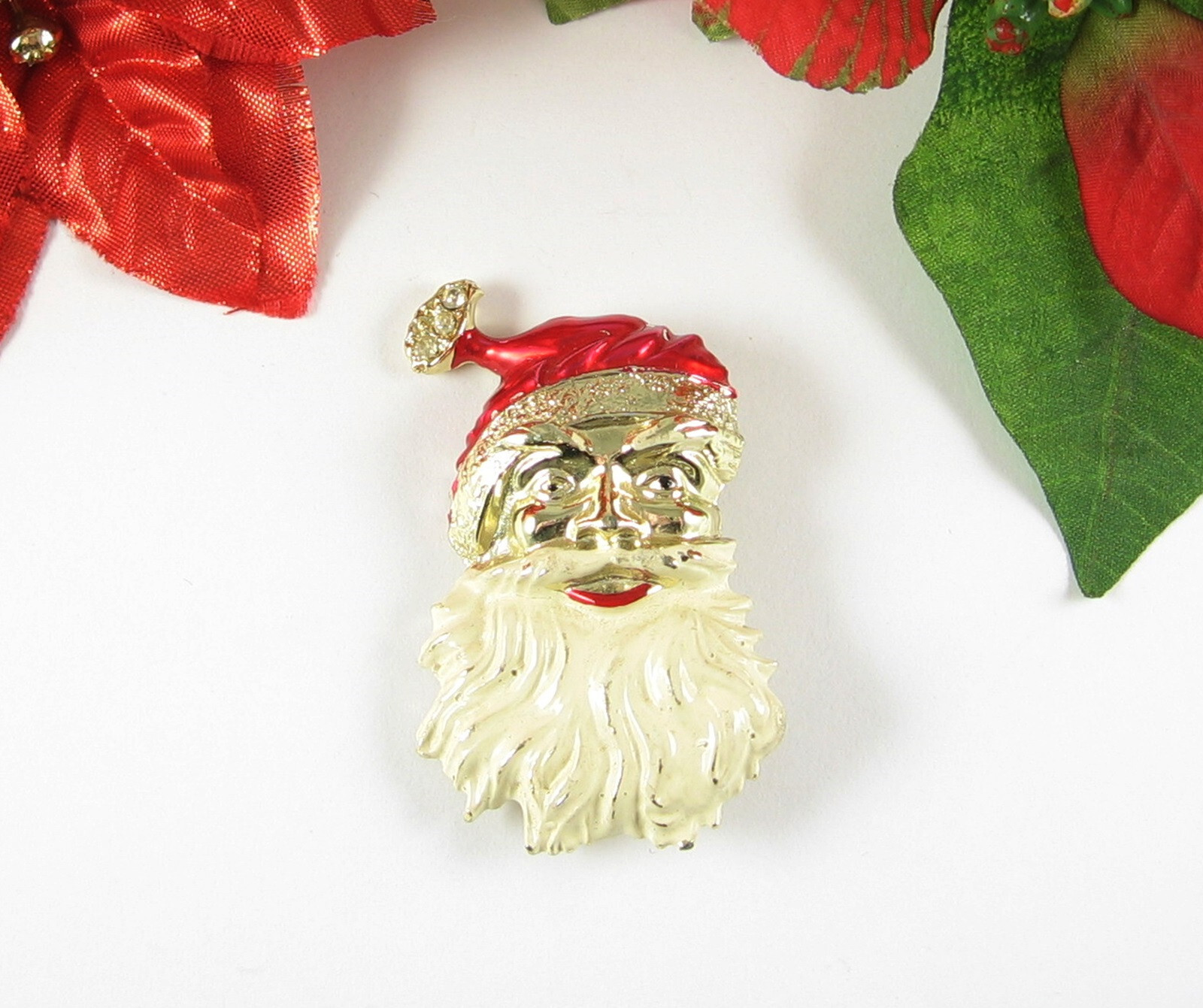 Angry SANTA CLAUS with ATTITUDE PIN Vintage Enamel Booch Goldtone Christmas 2″