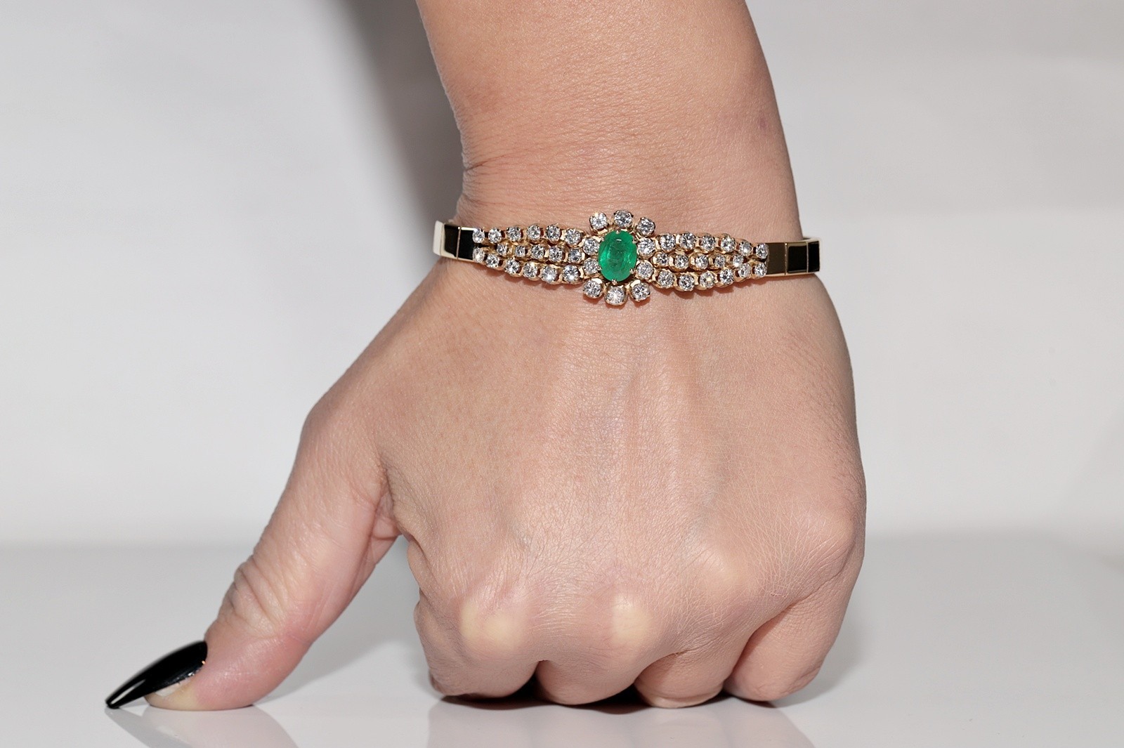 Vintage Circa 1980s 18k Gold Natural Diamond And Oval Cut Emerald Bracelet