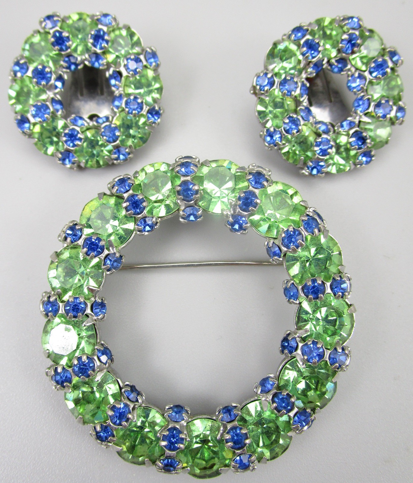 LOVELY 1960’S JOSEPH WARNER GREEN & BLUE RHINESTONE CIRCLE BROOCH & EARRINGS SET
