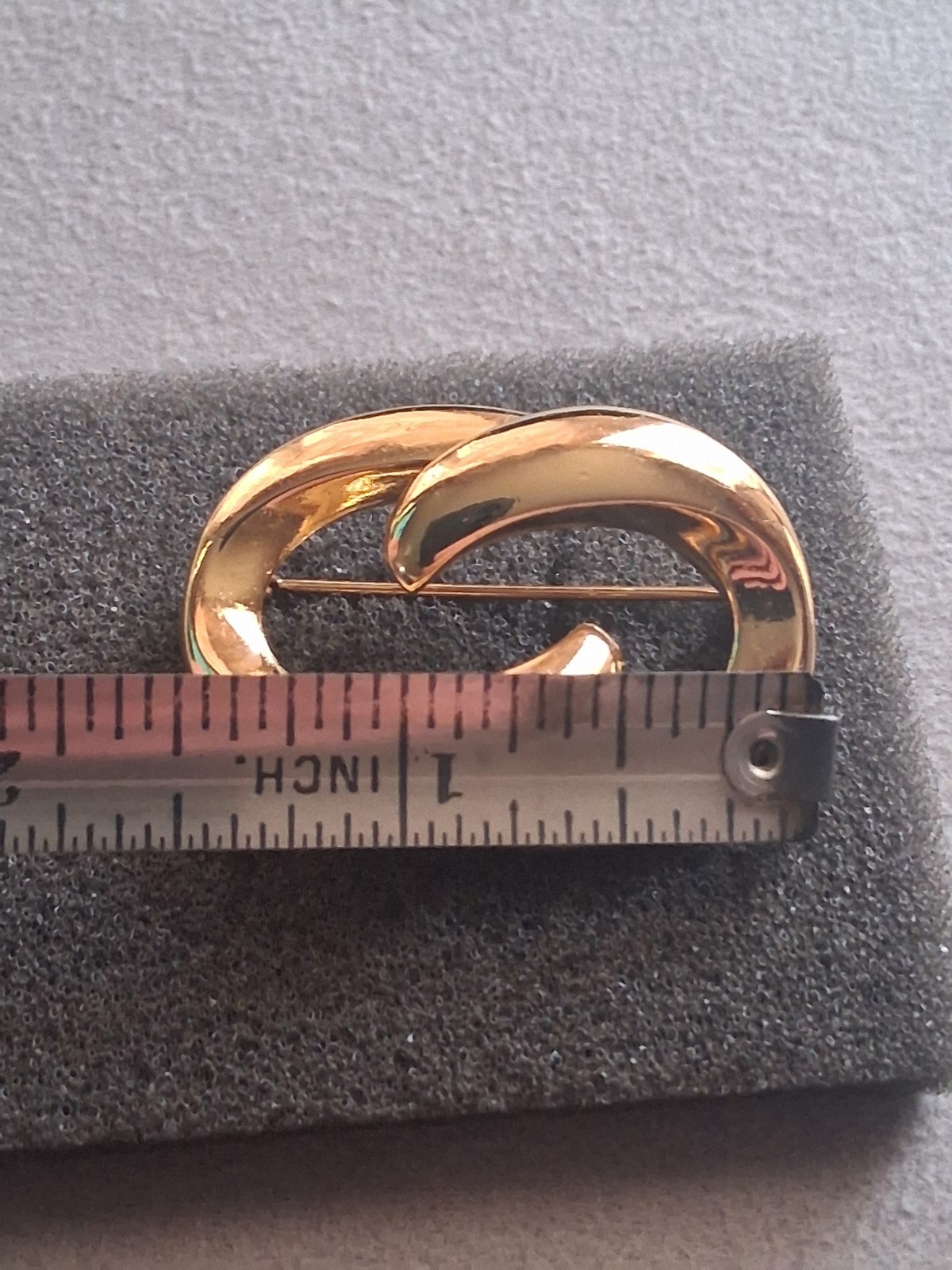 Christian Dior abstract interlocking circle gold-plated brooch. Vintage 1980s-90