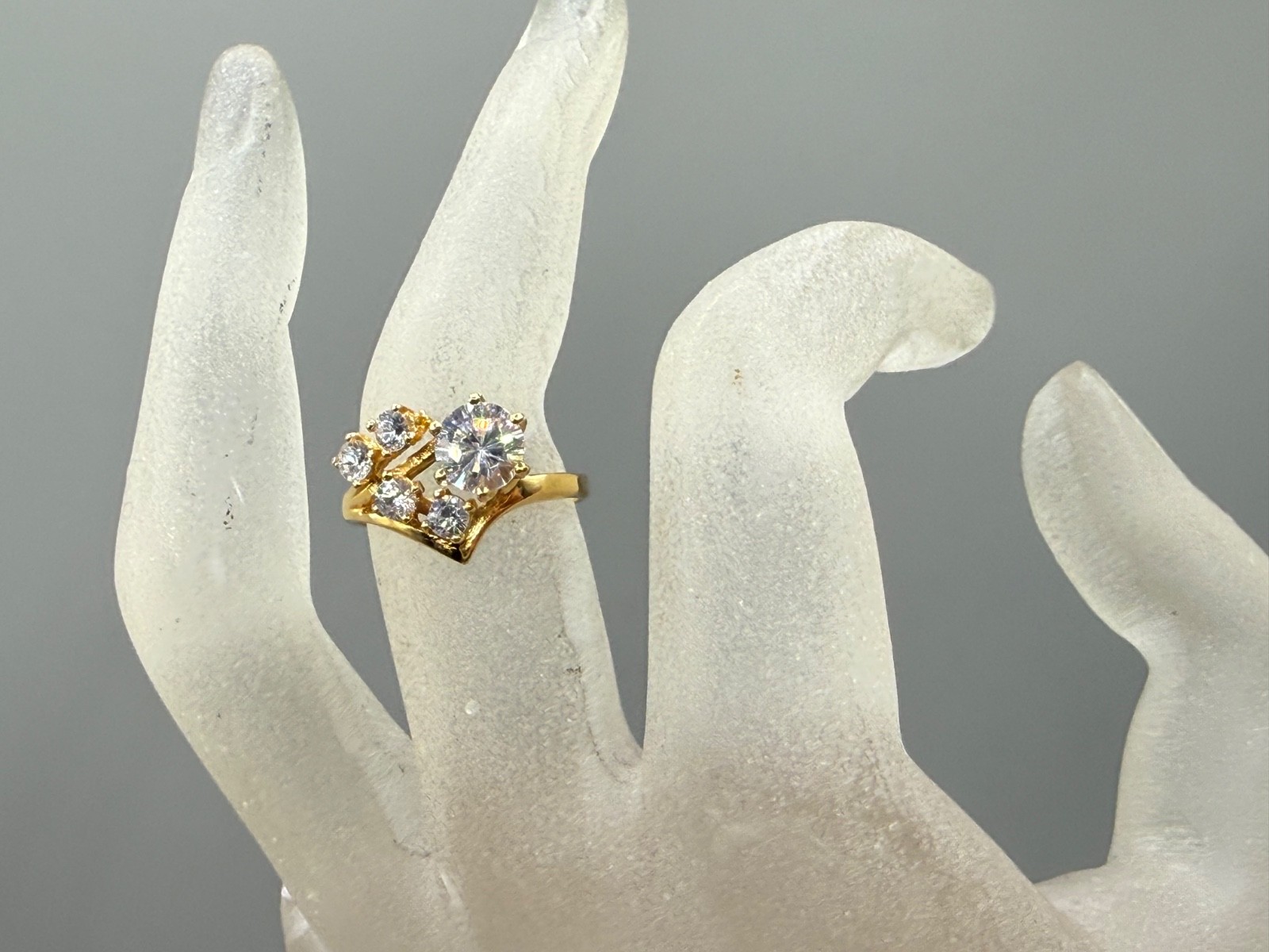 ESTATE VINTAGE 18K GOLD PLATED ROUND CUT CZ OR DIAMANTE CLUSTER RING SZ 7