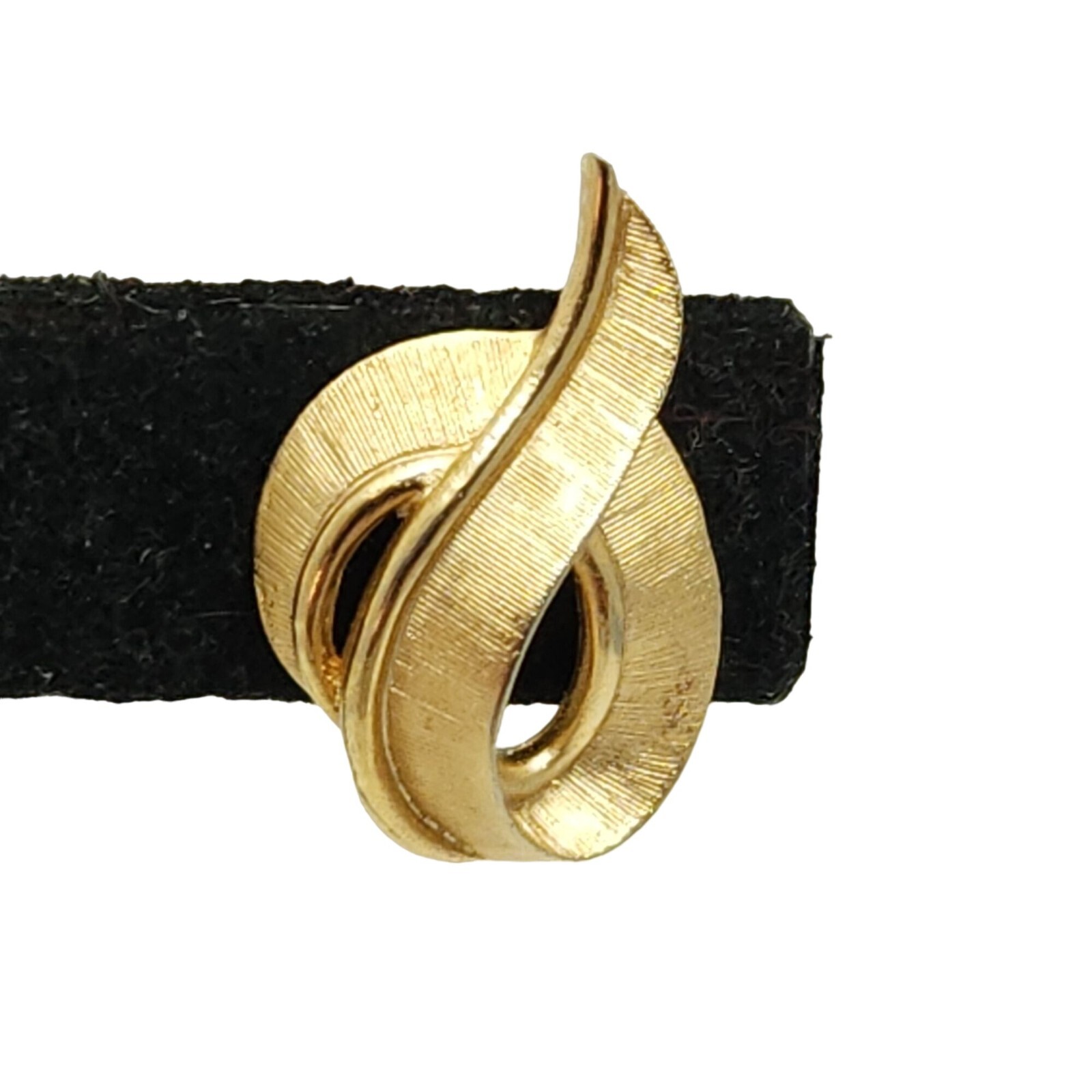 Vintage Crown Trifari Clip On Earrings Brushed Gold Tone Swirl Ribbon Signed