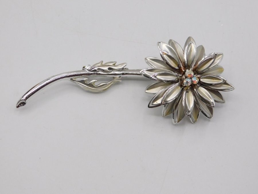 C97-VINTAGE PIN/BROOCH~SILVER TONE/FLOWER~4.25″ X 2″~VERY NICE!
