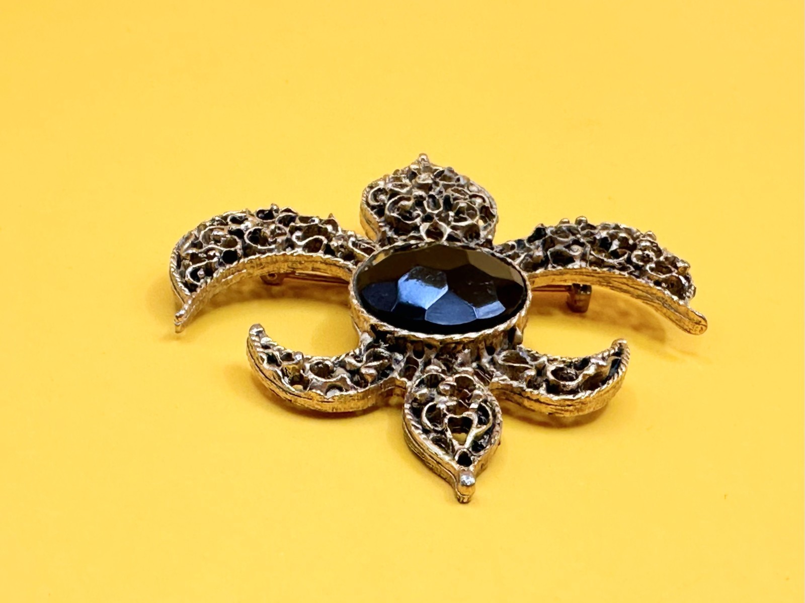 Gold Tone & Black Faceted Acrylic Stone Fleur De Lis Brooch Vintage