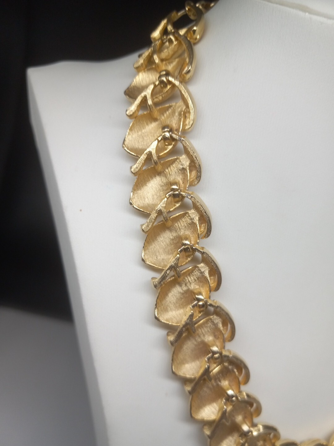 Vintage Intricately Designed Leaf Or Flower Bud Gold Tone Choker Necklace