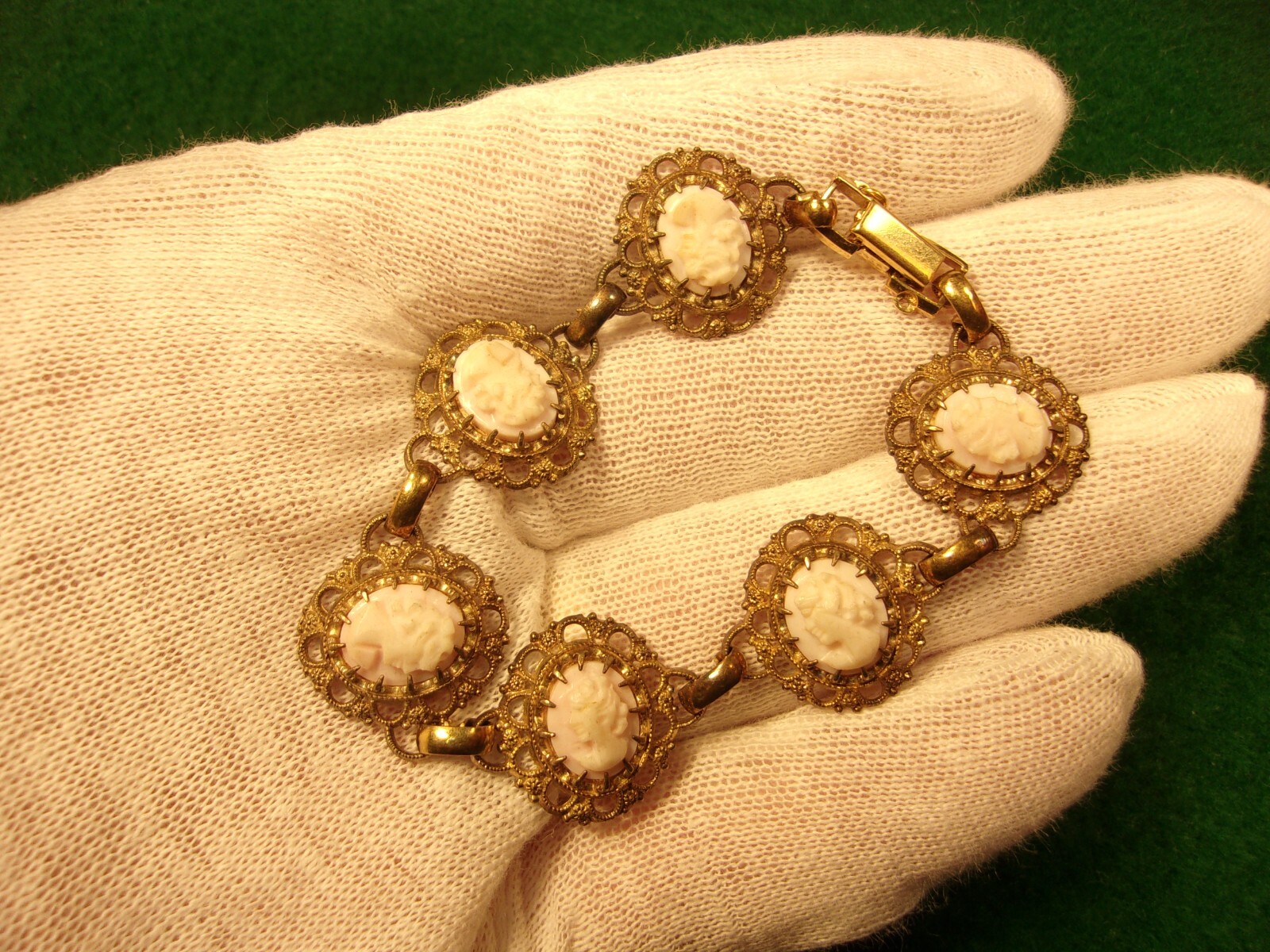 GRACEFUL VTG LADY’S YELLOW GOLD FILLED BRACELET W/VERY LIGHT PINK/WHITE CAMEOS
