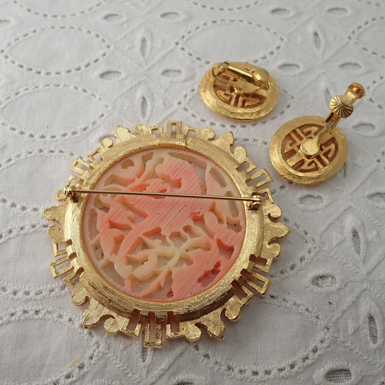 Vtg Vendome Chinese Bird Bamboo Framed Peach Resin Pin Brooch Clip Earring Set