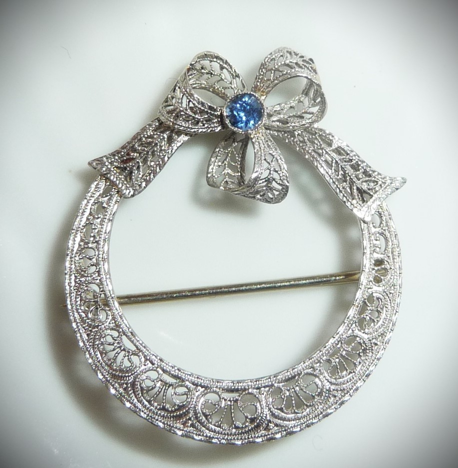 EXQUISITE ANTIQUE CIRCA 1920 14K WHITE GOLD SAPPHIRE BOW FILIGREE PIN BROOCH!