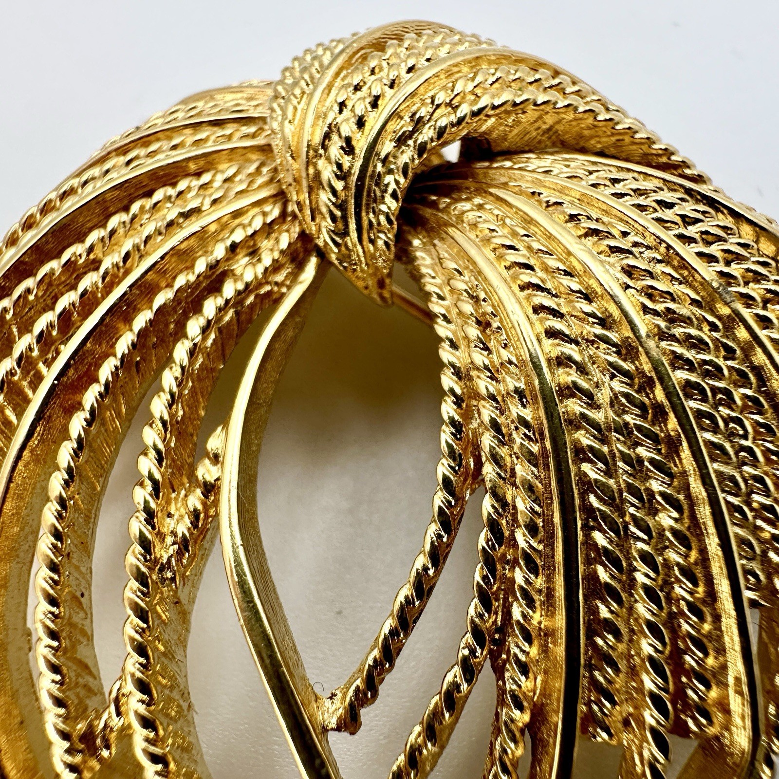 VTG MONET Cordelia Mirador Brooch Gold Tone Fire Works Knotted Rope Pin 2”