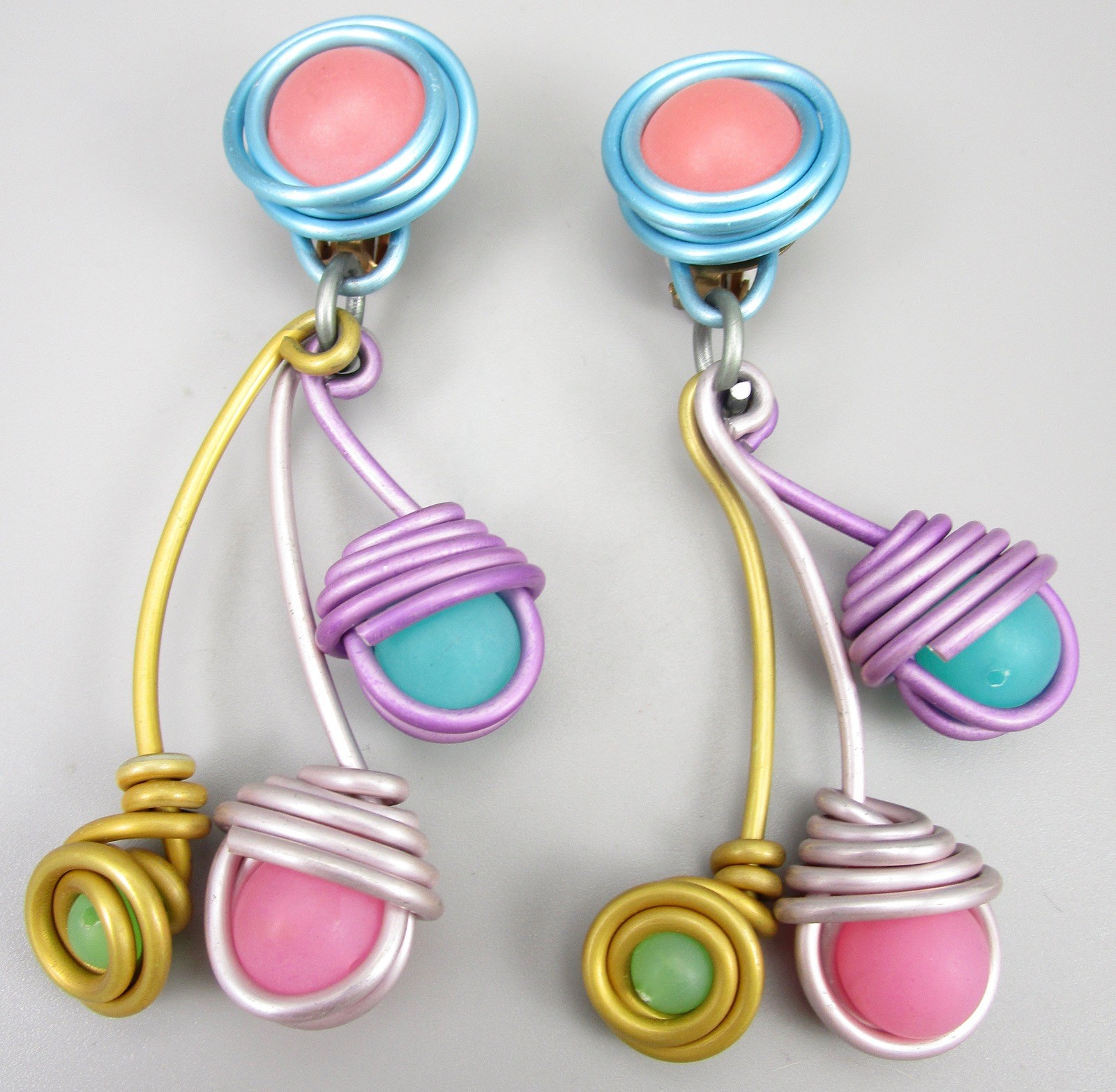 COLORFUL VINTAGE JILL FAGIN ANODIZED ALUMINUM RESIN BEAD 4″ EARRINGS