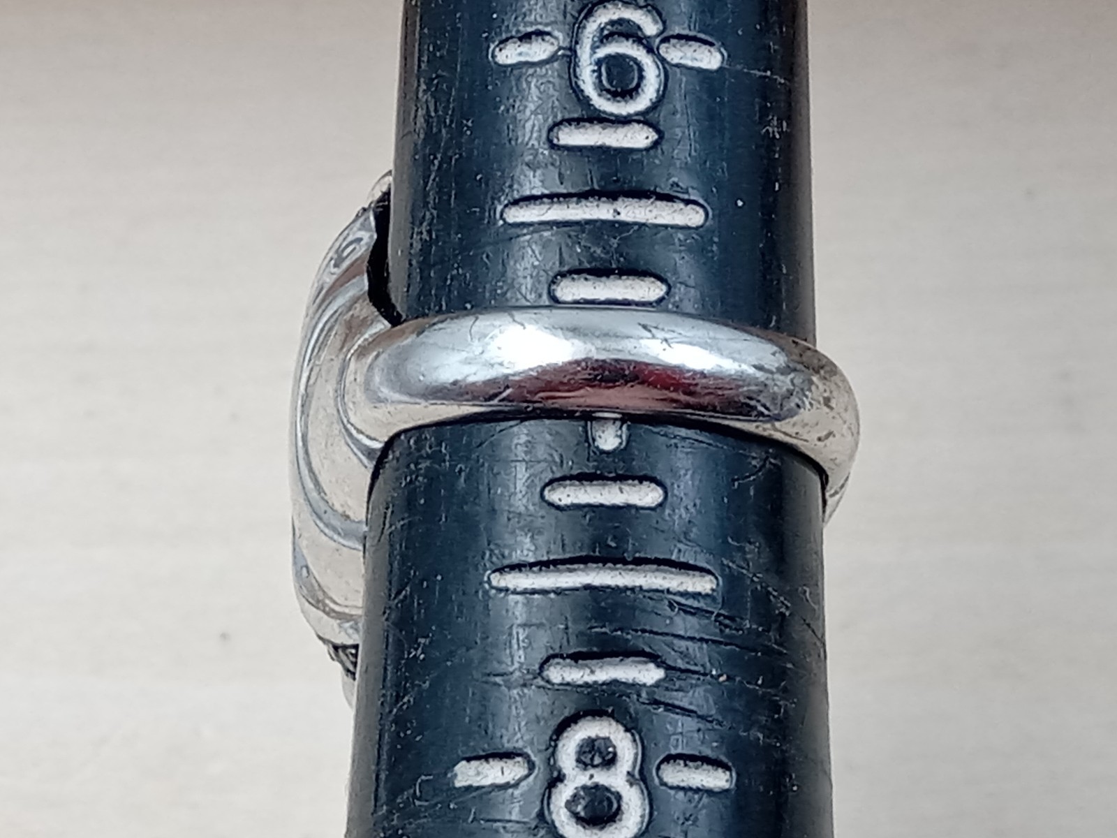 DISTINCTIVE Sterling Silver Ring w. Small Black Faceted Stones: Size 7 & 8 grams