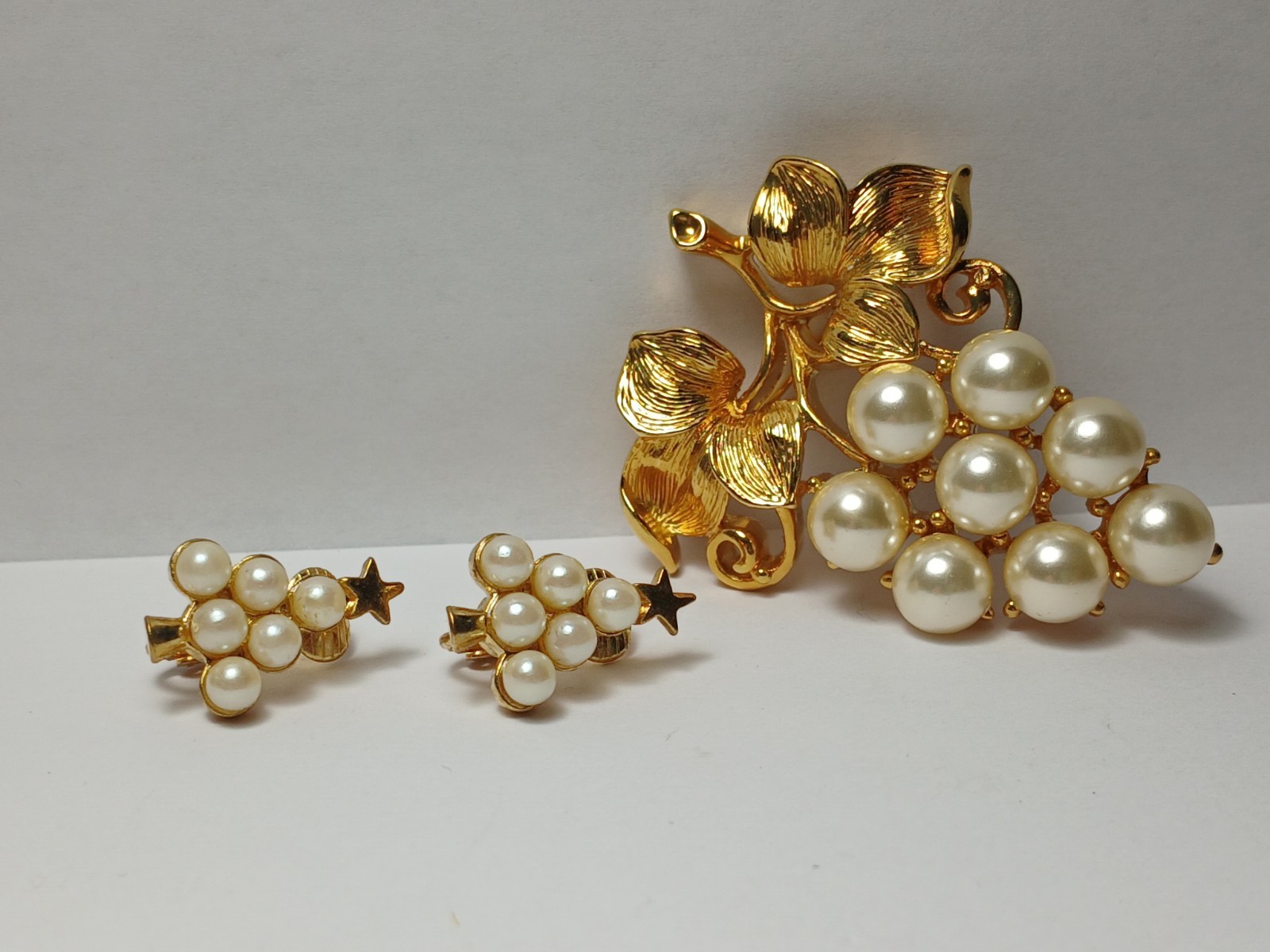 Vintage Pin/Brooch Bunch Of Grapes Gold Tone With Faux Pearls & Earrings