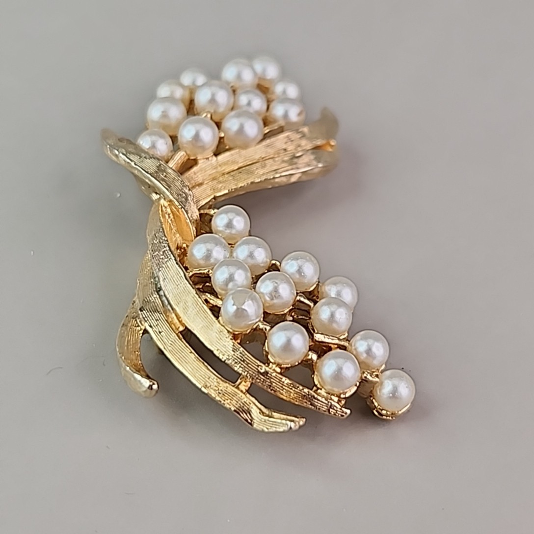 Vintage Arthur Pepper Brooch Imitation Pearls Brushed Gold Tone Ribbons Art 2″