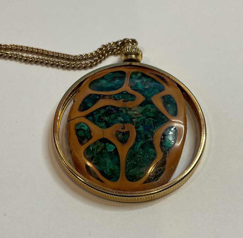 VTG Sliced Walnut Turquoise Chip Inlay Pendant 17″ Chain Gold Tone Native Mosaic