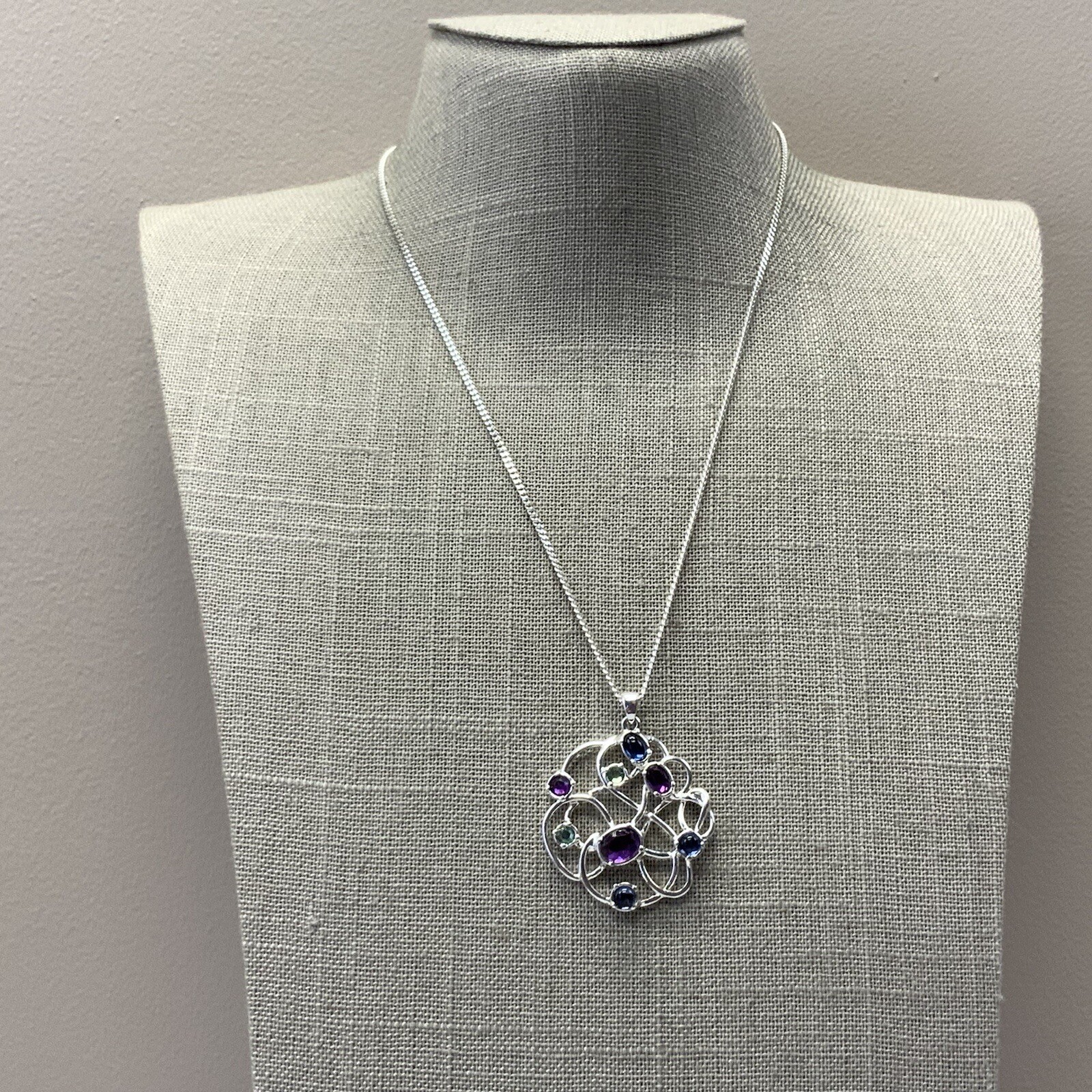 Modern avon NRT purple and blue glass tone swirl necklace in silver tone