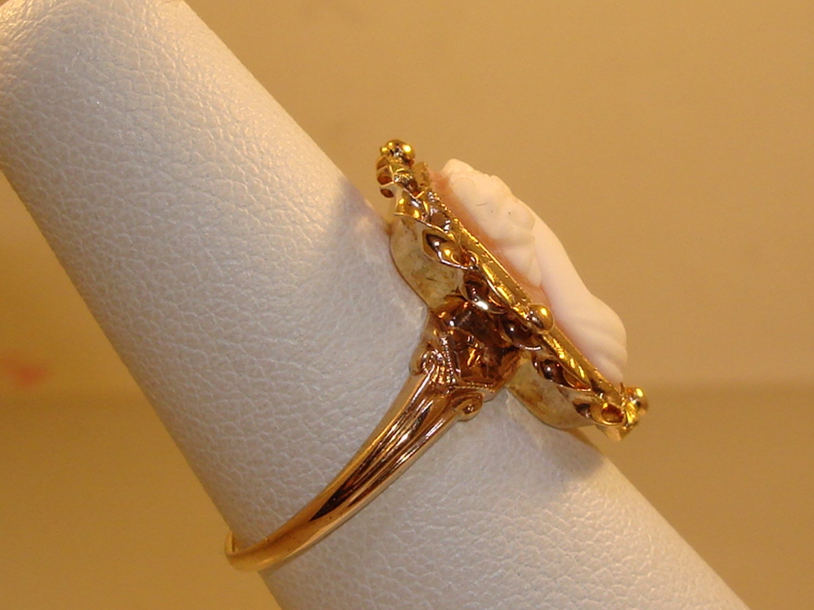 LOVELY ART DECO 10K GREEN & ROSE GOLD CARVED SHELL CAMEO RING SIGNED BDA!