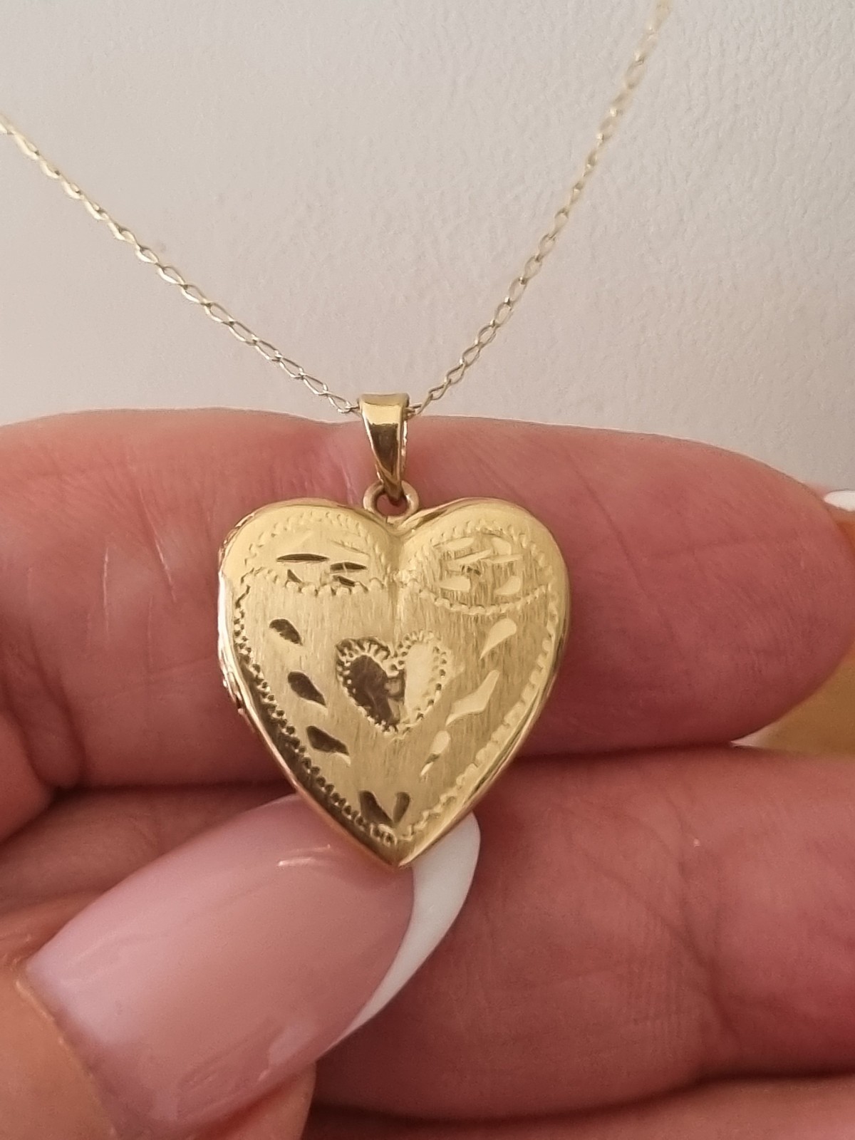 Vintage Solid 14K Yellow Gold Engraved Heart Locket Pendant Necklace 2.6g Video