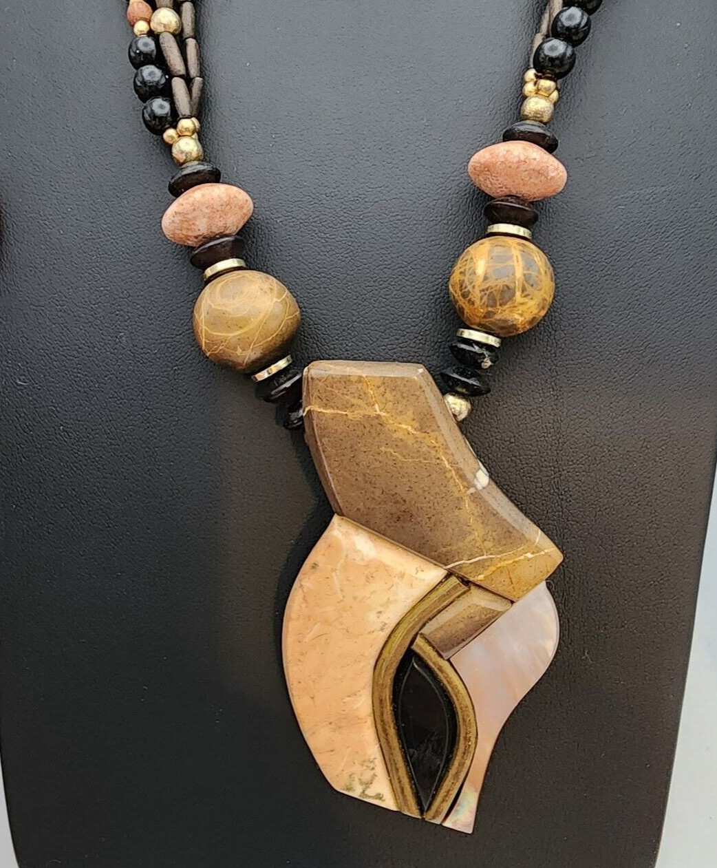 Vtg Lee Sands Crab Claw Shaped Shell Inlay Pendant Stone Black Beads Necklace
