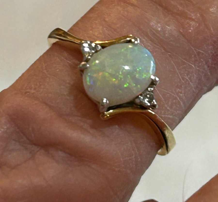 VINTAGE LADIES 14KT GOLD OPAL DAIMOND RING APROXX 6 INCH 2.8 GRAMS HAS CRAZING