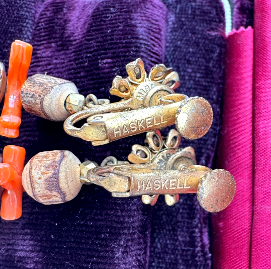 MIRIAM HASKELL SIGNED EXTREMELY RARE CORAL CHANDELIER EARRINGS SEASHELLS SCREW B