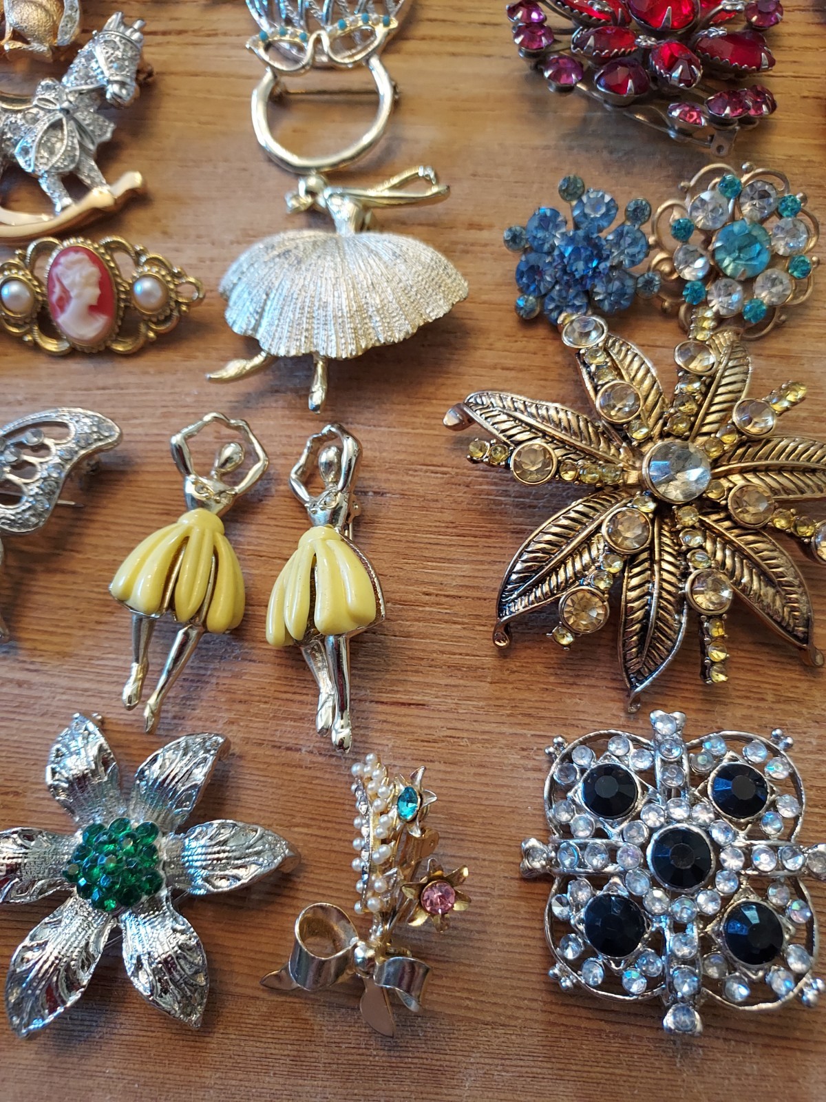 Huge Lot Of Vintage Booch/ Pins Trifari Lisner Roman Jj Avon Gerrys Rafaelian