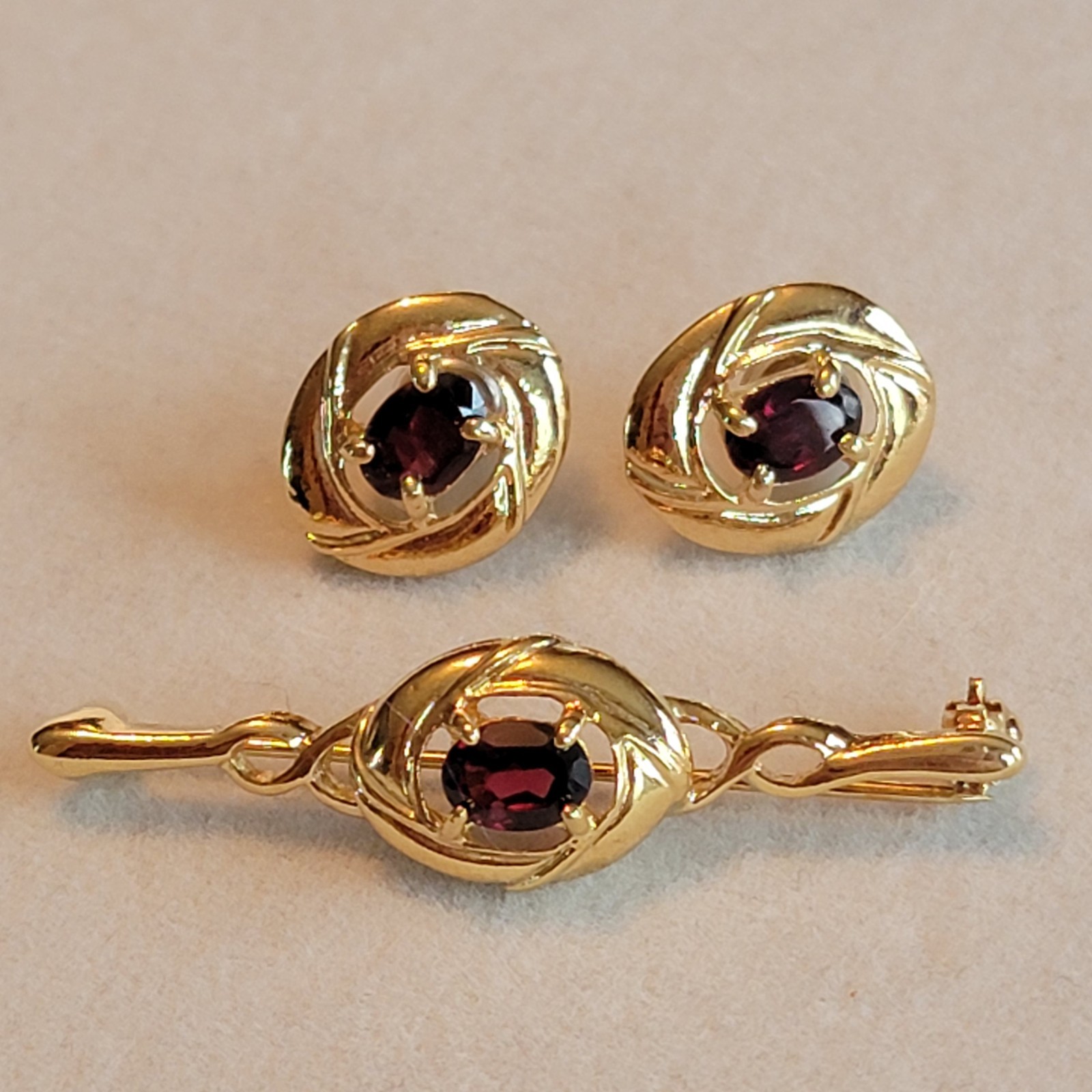 Jewelry Set Jonette Brooch And Pierced Earrings Gold Tone With Deep Red Stone