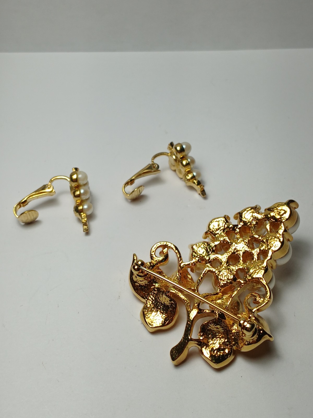 Vintage Pin/Brooch Bunch Of Grapes Gold Tone With Faux Pearls & Earrings