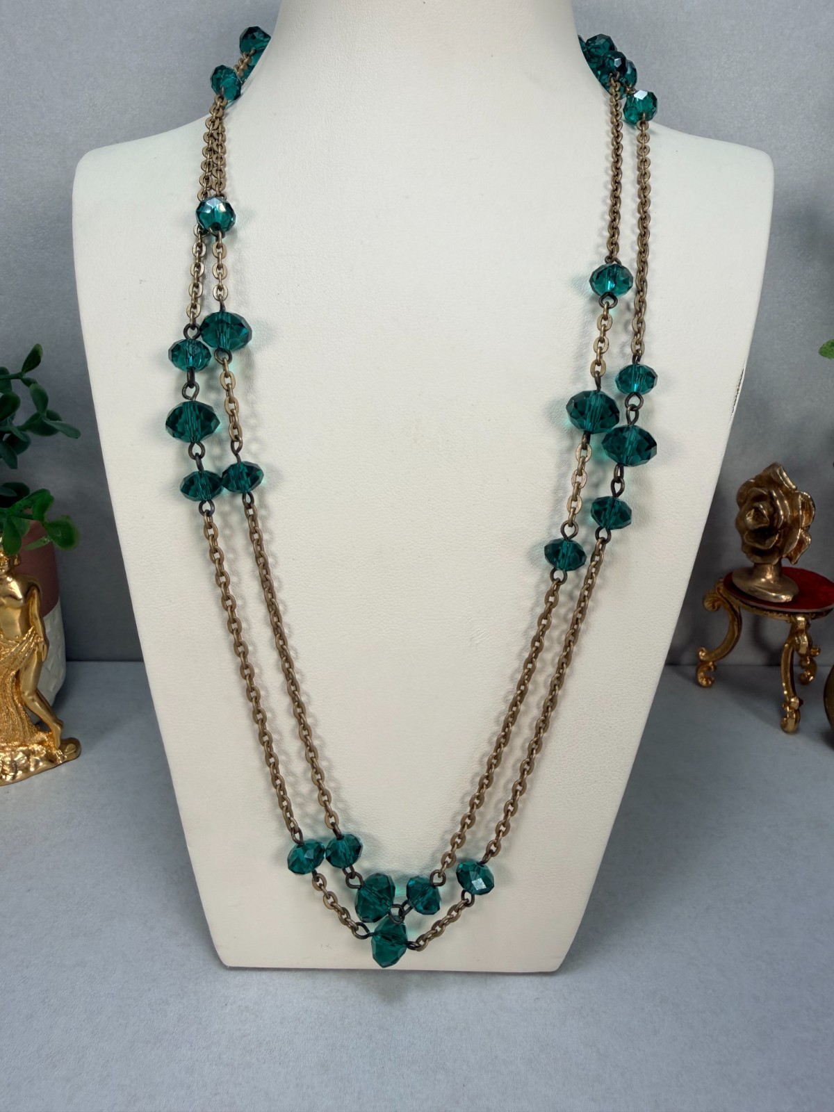 Vintage Beautiful Long Emerald Green Crystal Station Necklace Gold Tone Chain