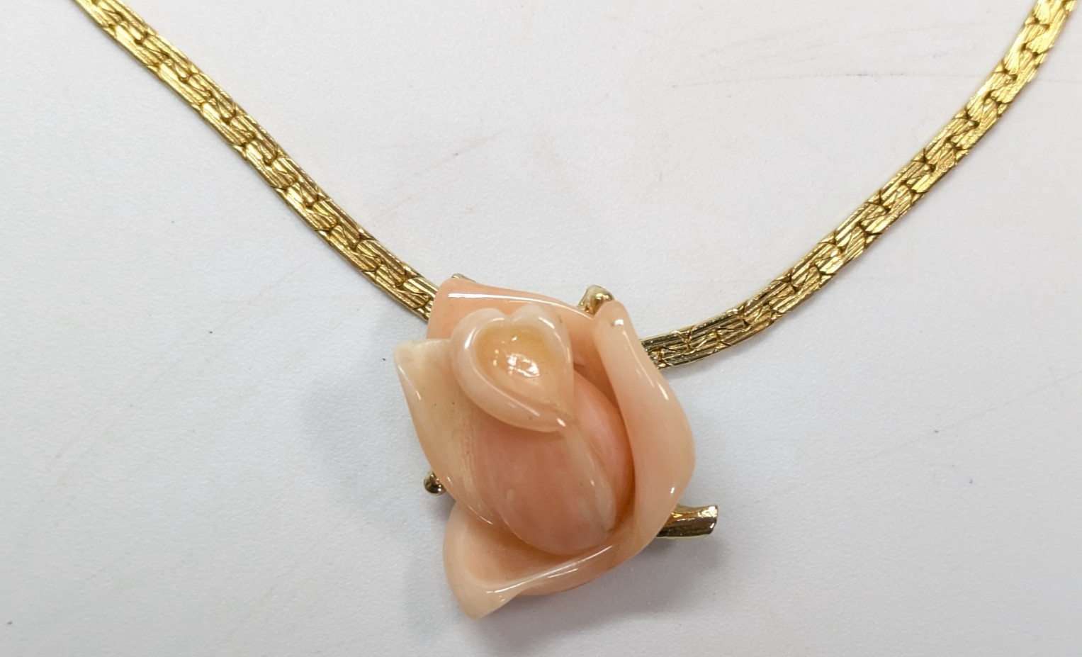 VTG Park Lane Pink Lucite Rose Pendant Gold Tone Chain Necklace 15″ Choker