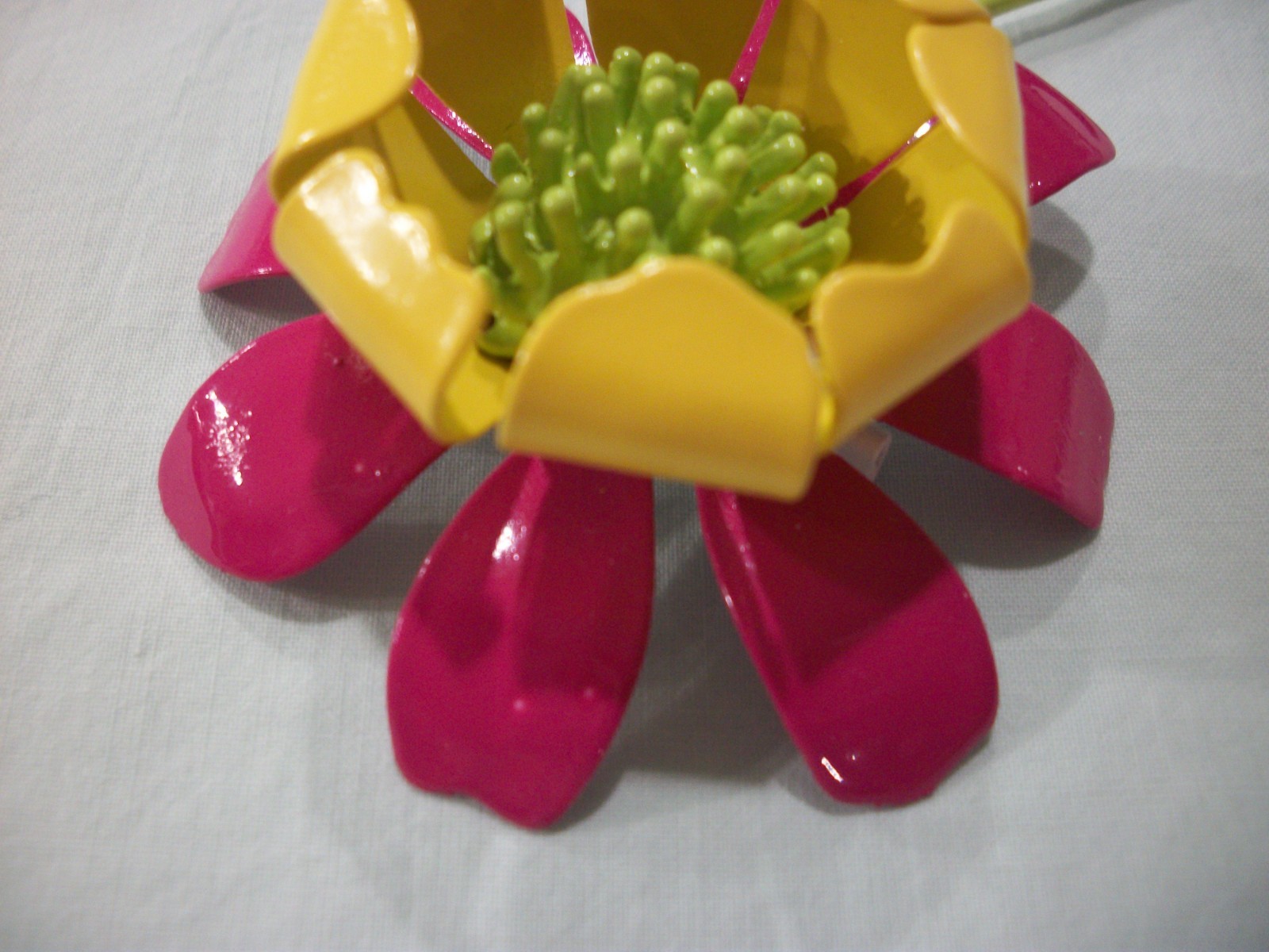 ViNTaGE MeTaL ENaMeL**FUCHSIA/YELLOW/LIME GREEN**FLoWeR PiN/BRooCH (RARE BEAUTY)
