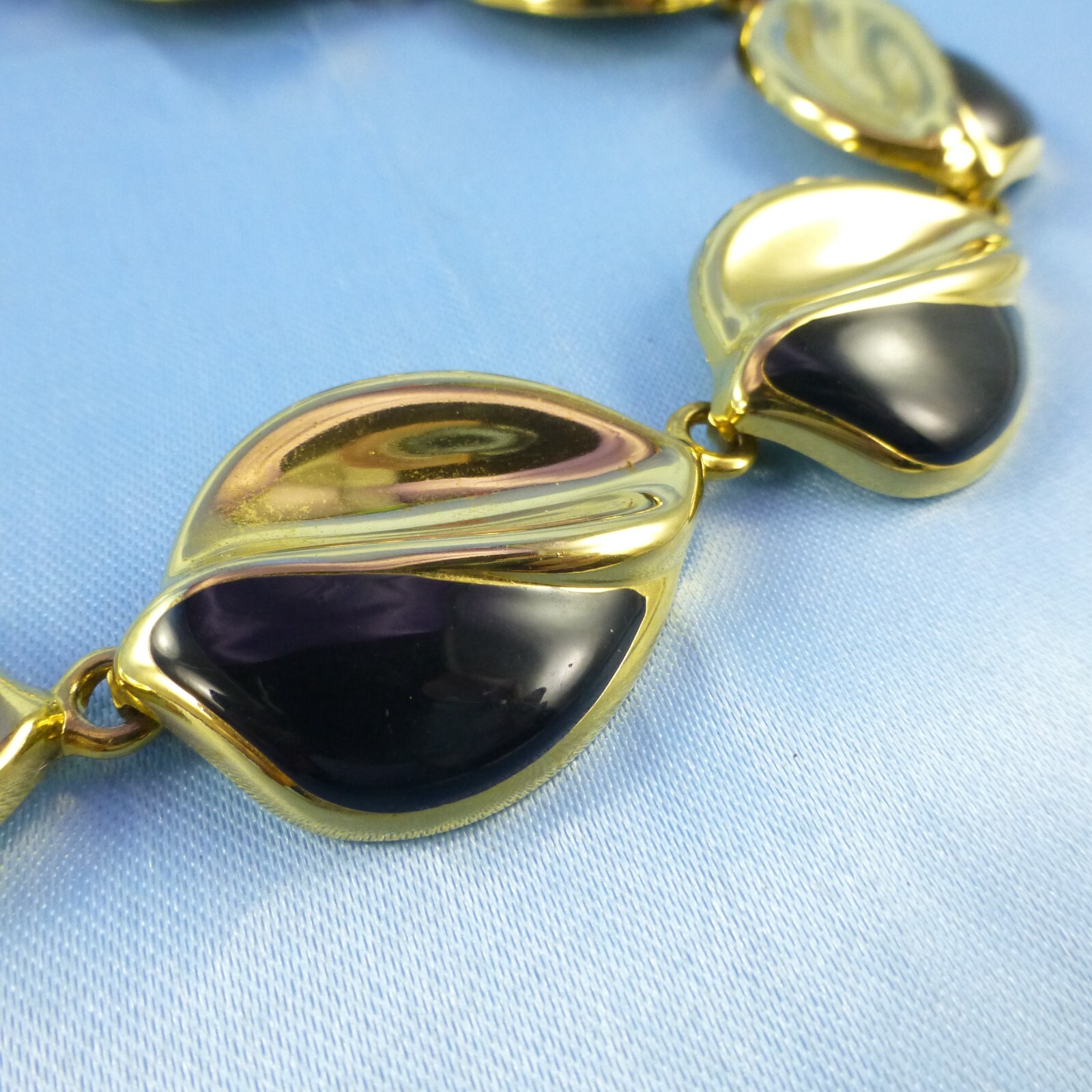 Fashionable Black Enamel on Gold-Tone Articulated Links Necklace Elegant