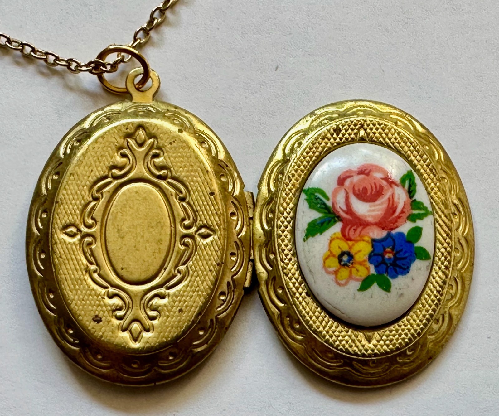 Vintage locket oval brass w rose flower cabachon pendant 1 1/4″ necklace 20″ GP