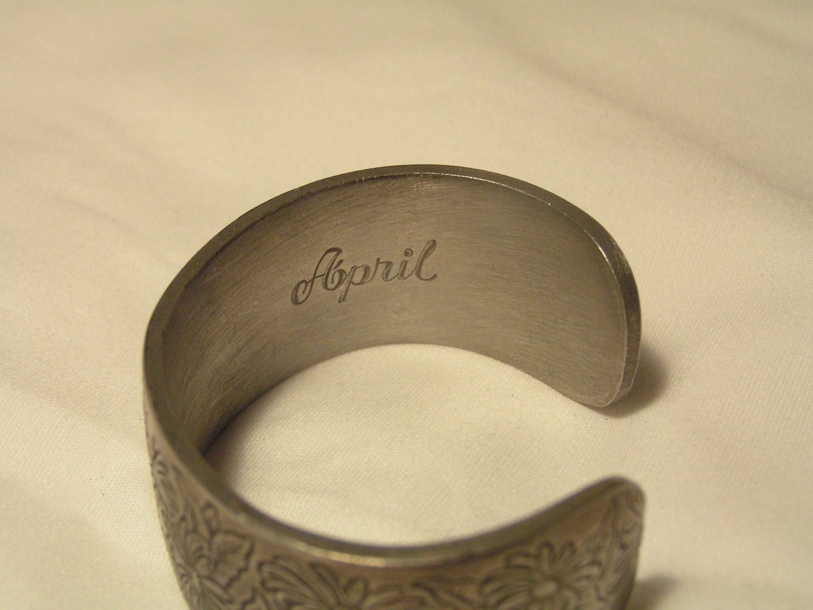 …Vintage SALISBURY Pewter April Flowers & Leaves Cuff Bracelet…