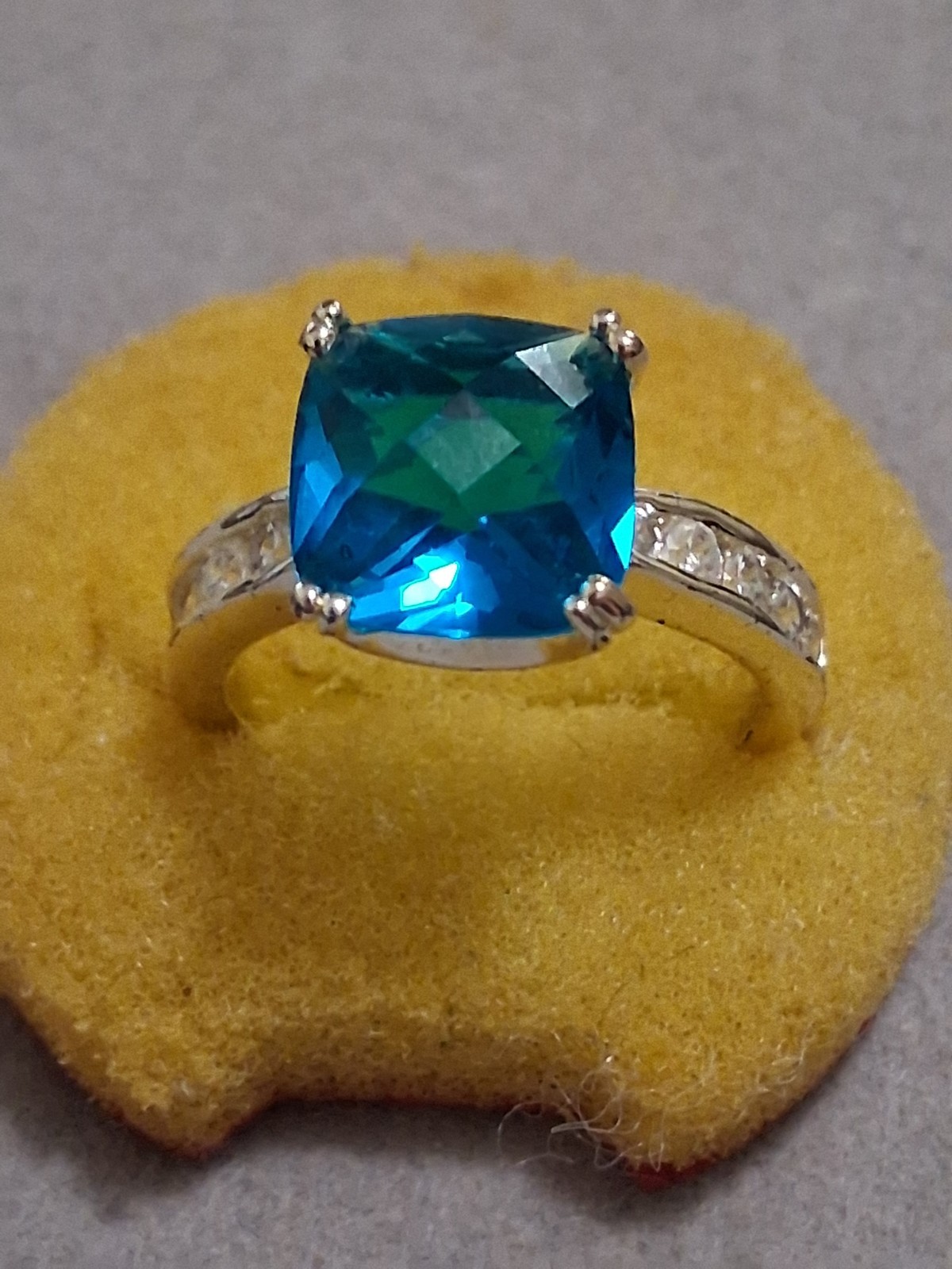 Blue cushion-cut glass stone ring w/clear stone accents, silverplate, SZ_7