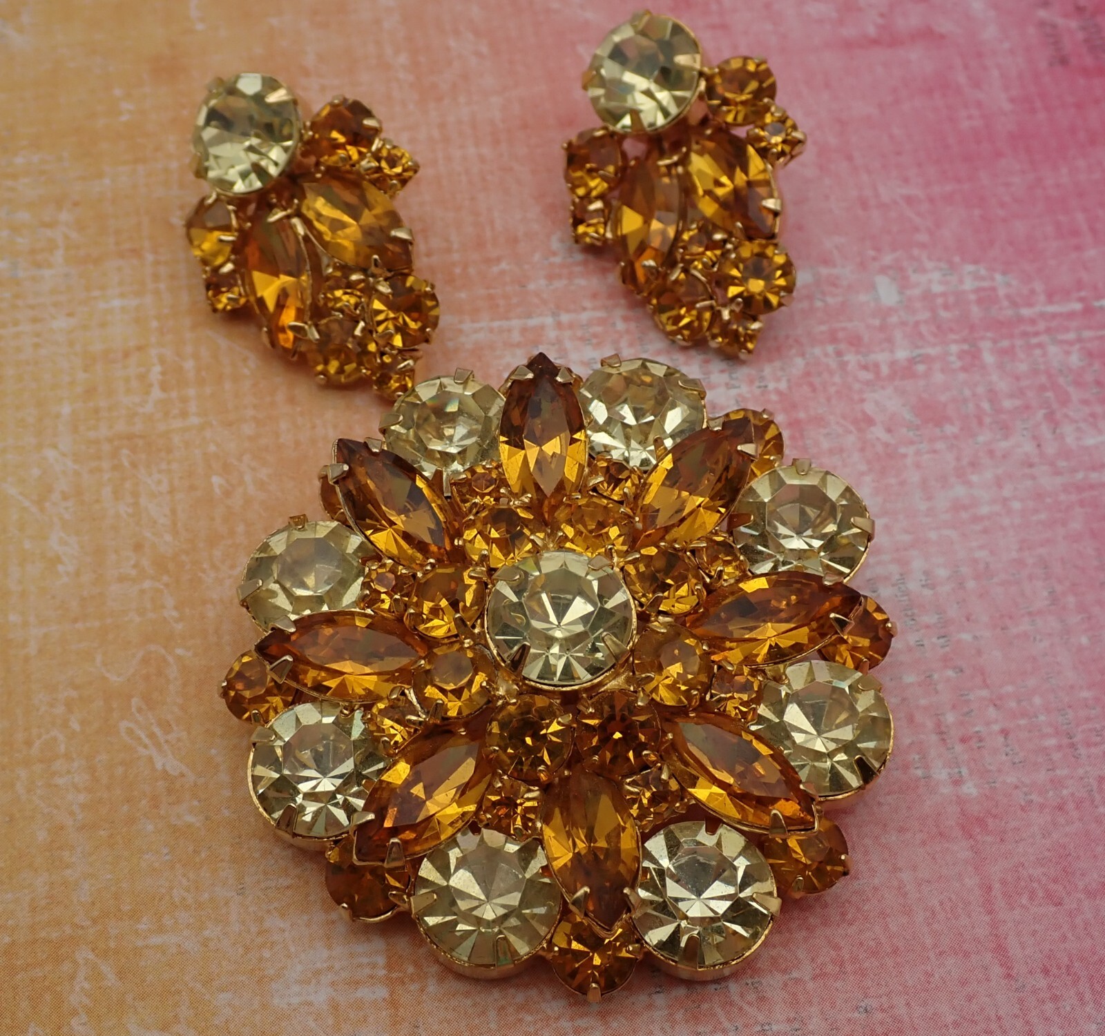 Vtg 1950’s La Roco Lemon Yellow Orange Rhinestone Flower Gold Tone Pin Earrings