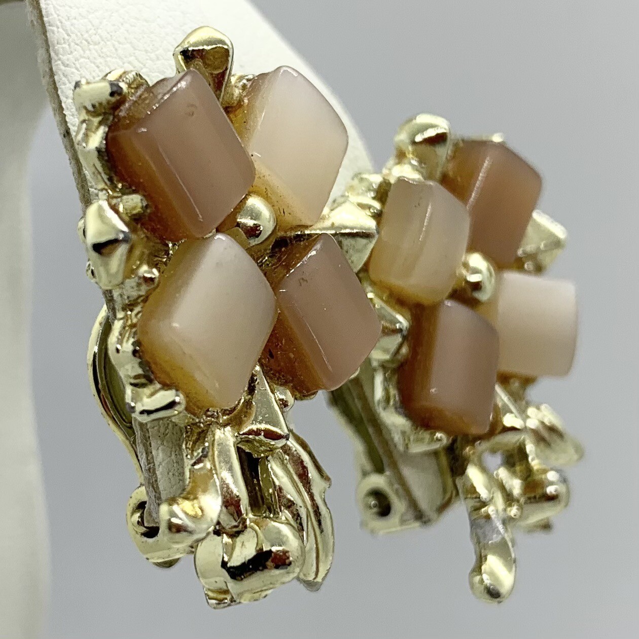 VTG 50s THERMOSET PLASTIC FLOWER PEACH BROWN GOLD EARRINGS CLIP-ON 1”