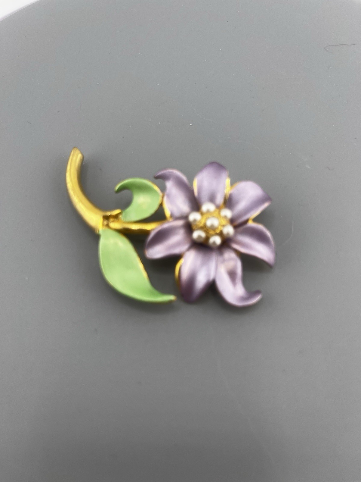 BROOCH Vintage 60-70’s Purple Flower Petals White Pearl Center Green Leaves