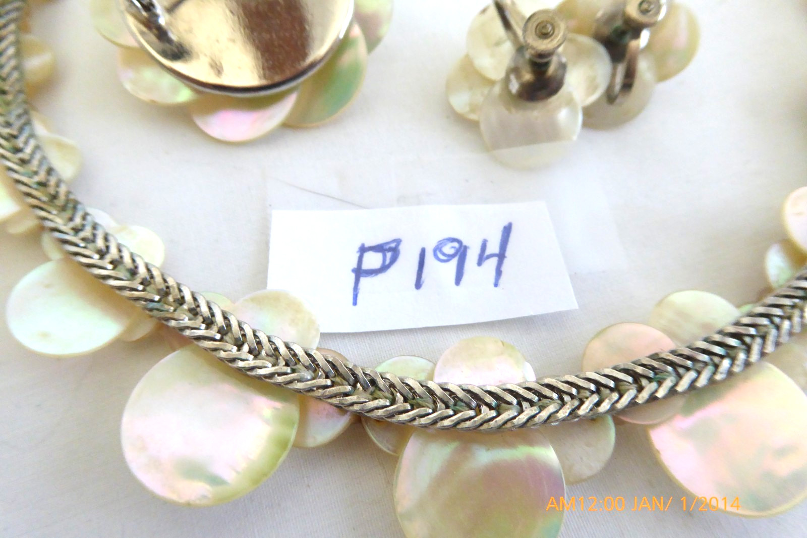 VINTAGE IRIDESCENT MOTHER OF PEARL NECKLACE, EARRINGS & BROOCH SET